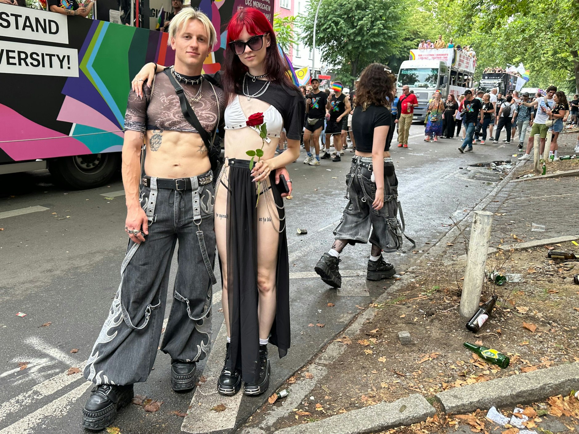 Detailreiche Rave-Outfits samt Cropped-Tops und Plateau-Boots gab es ebenfalls viele bei diesem CSD.