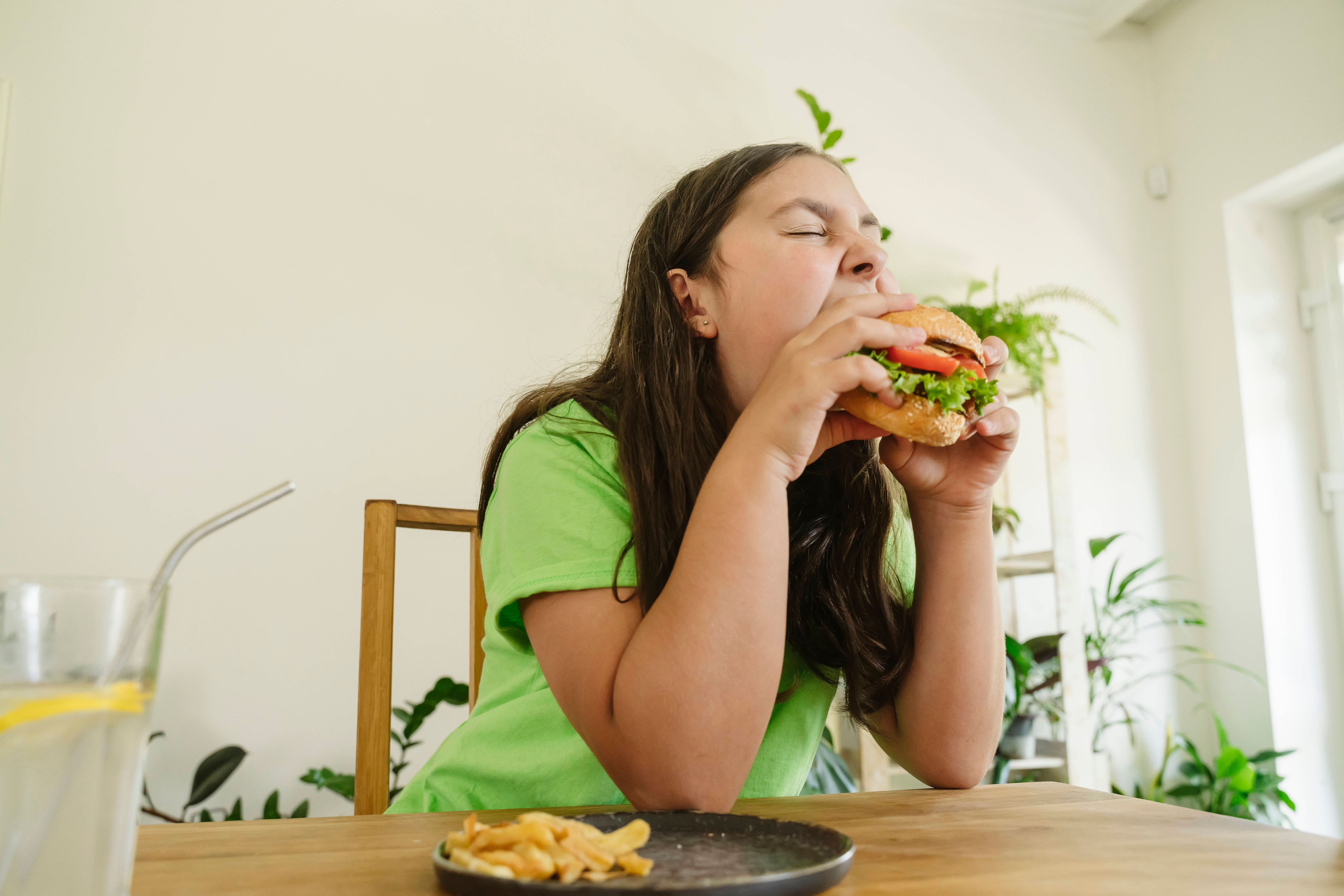 Burgerwettessen in Friedrichshain: Fünf Kilogramm schwere Burger (Video)