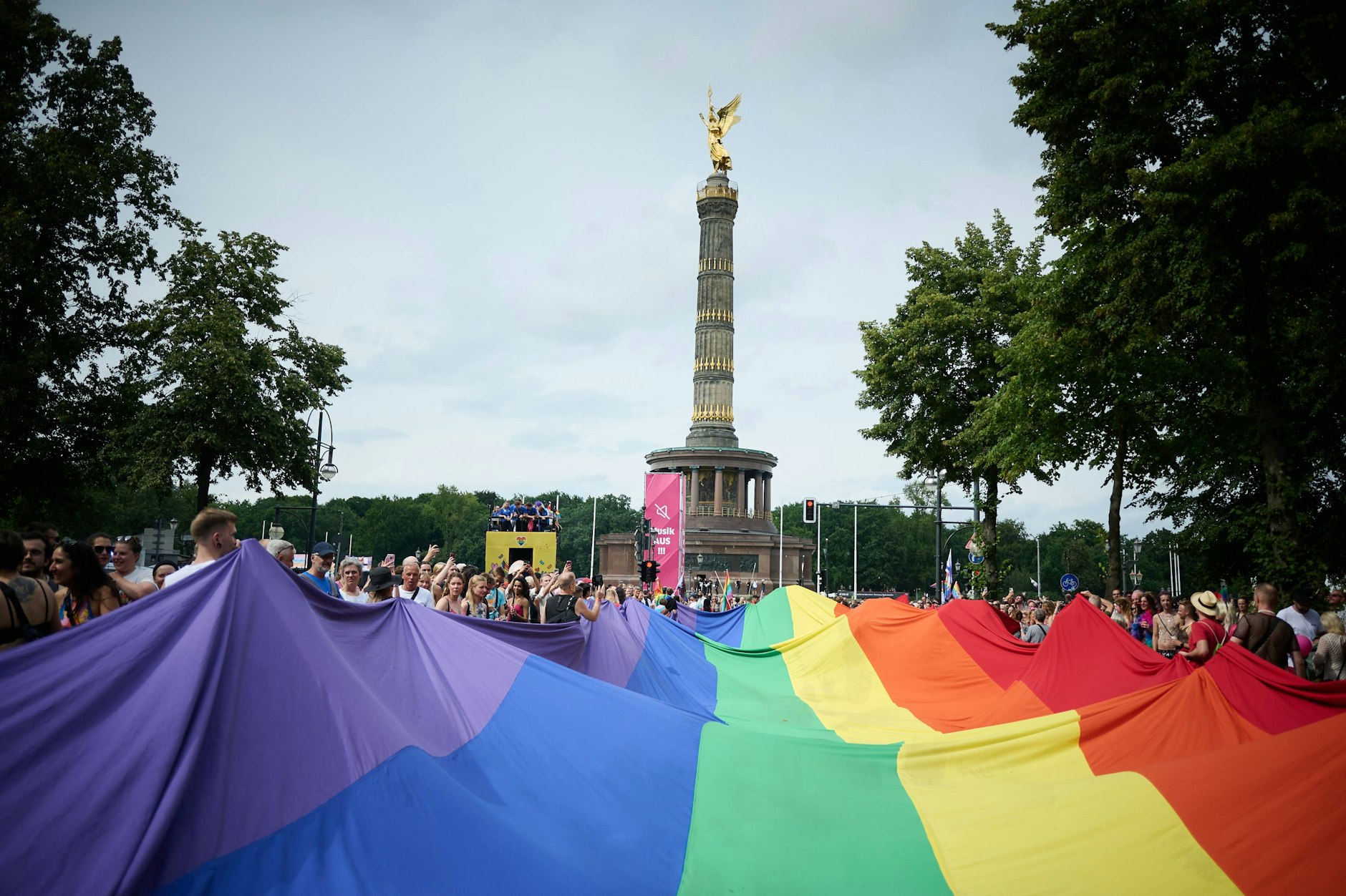 Die Pride-Parade erreicht die Siegessäule in Berlin.