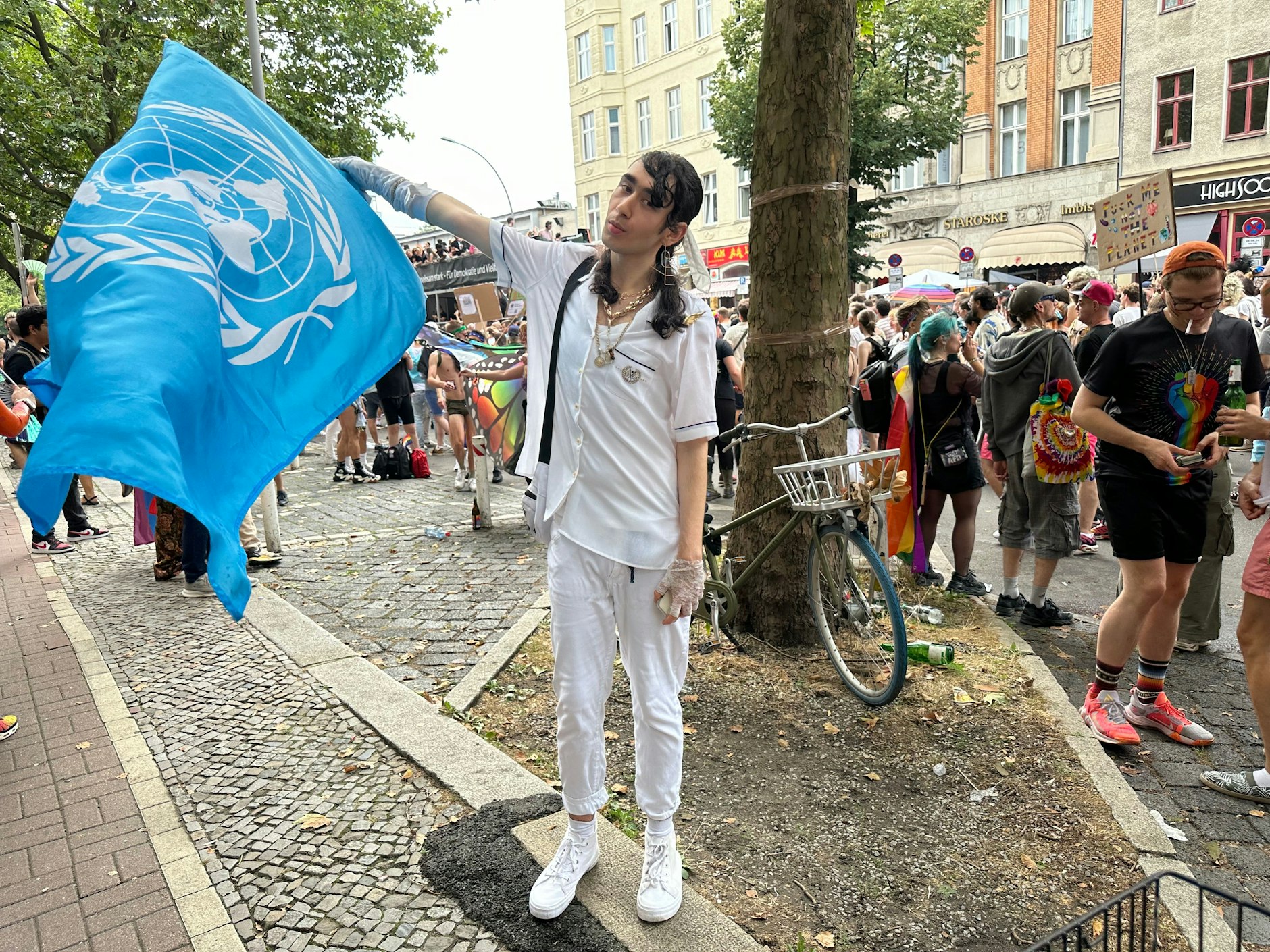 Peace: Hier wird zum weißen Outfit die Flagge der United Nations geschwungen.