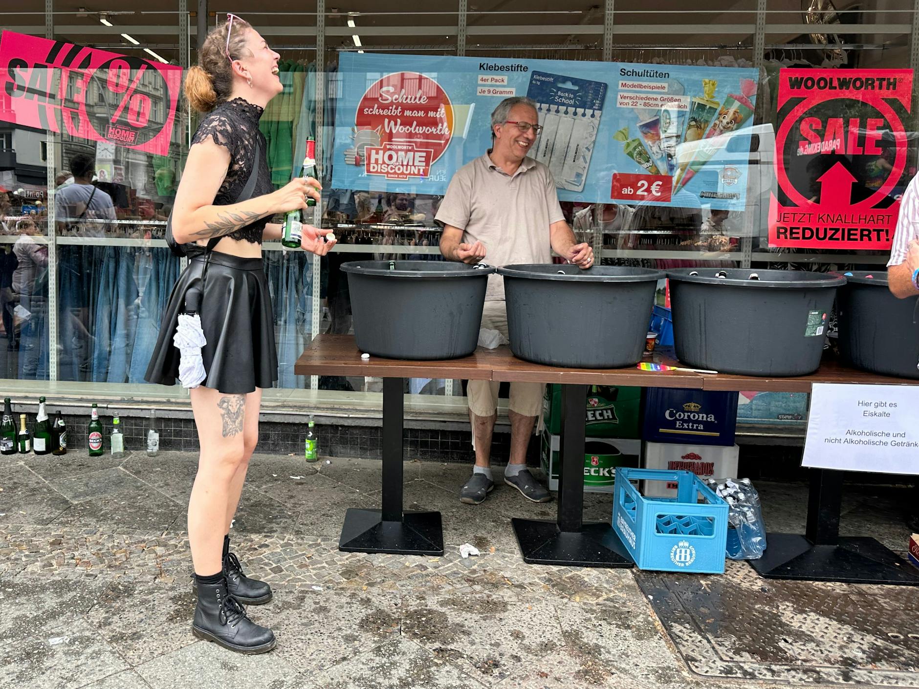 Der CSD verbindet: etwa die Paradenteilnehmerin und den Getränkeverkäufer in der Potsdamer Straße.