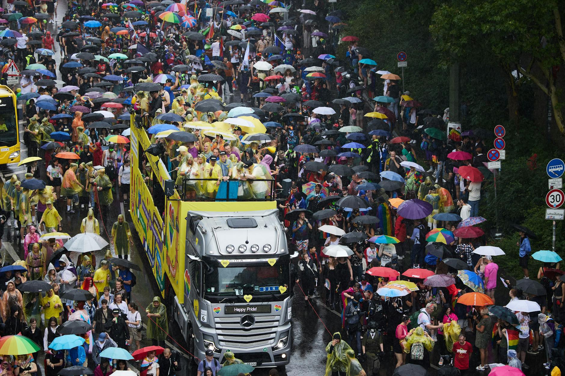 Zahlreiche Menschen nehmen bei strömendem Regen an dem 46. Berlin Pride Umzug zum Christopher Street Day (CSD) in Berlin teil.