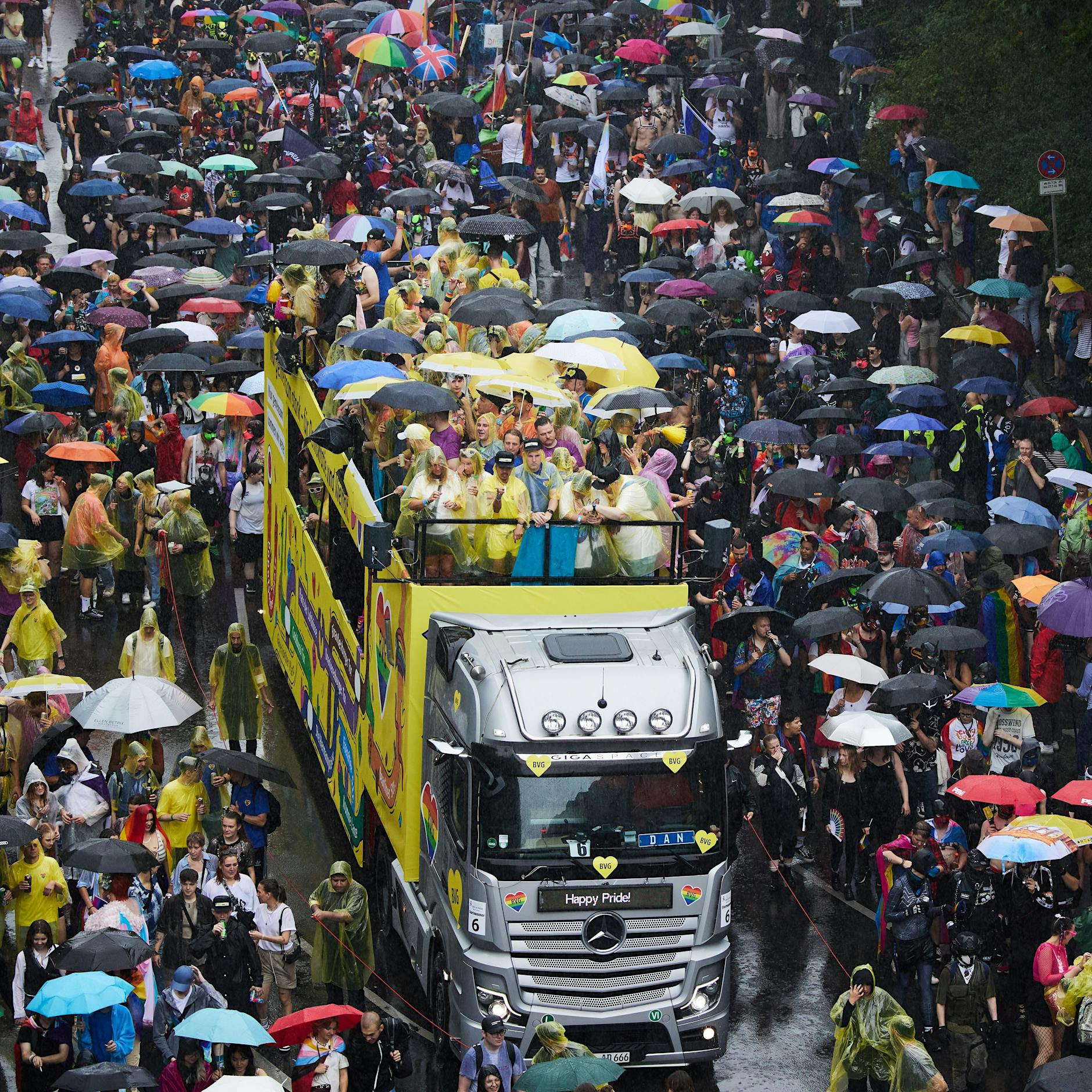 Schrill, bunt, nass und laut: Zehntausende beim CSD-Umzug in Berlin