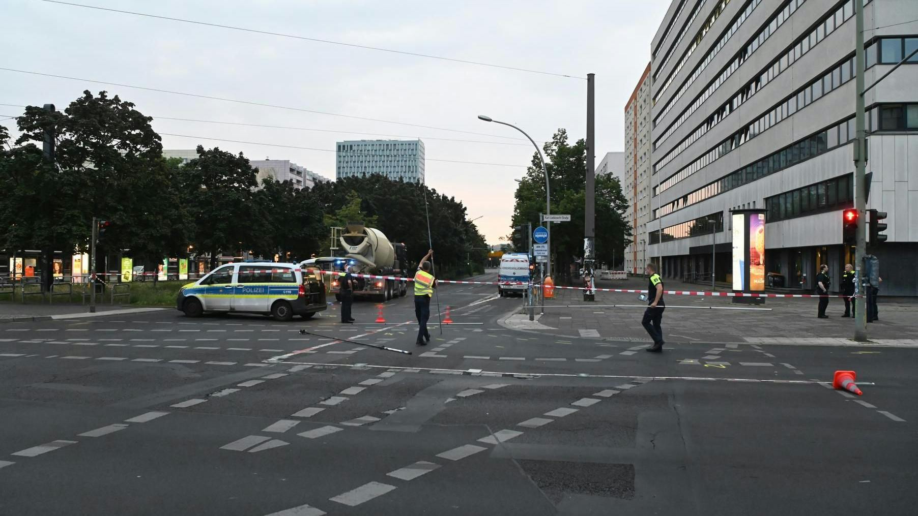 Polizisten sperren die Unfallstelle in Mitte und sichern Spuren.
