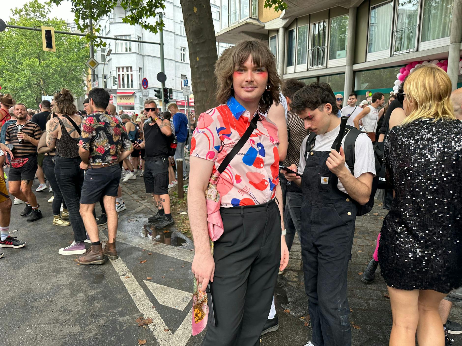 Endlich mal ein schönes Kurzarmhemd, samt passender Schminke