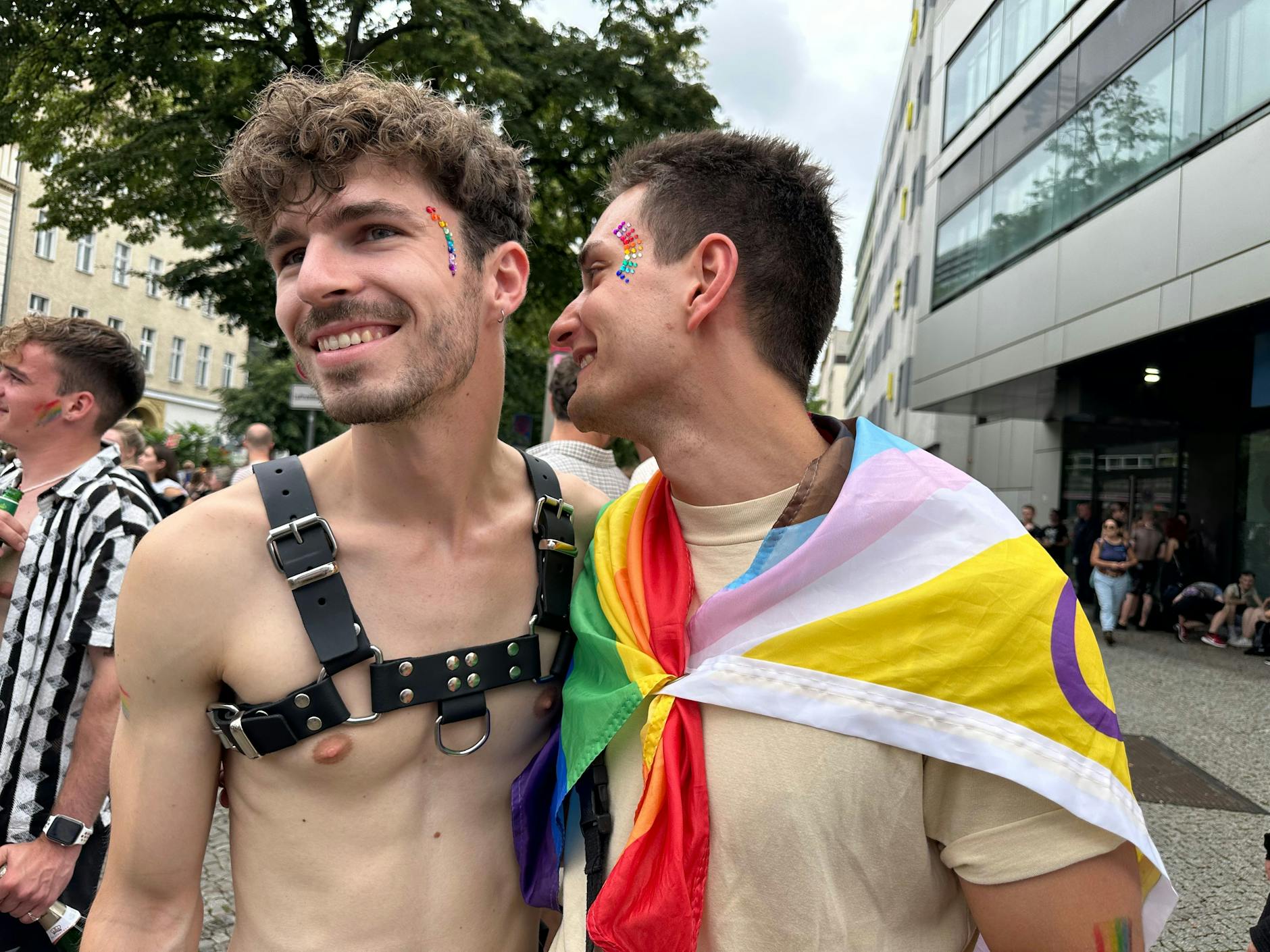 Viele CSD-Besucher haben Glitzer im Gesicht, wie diese beiden Hübschen.