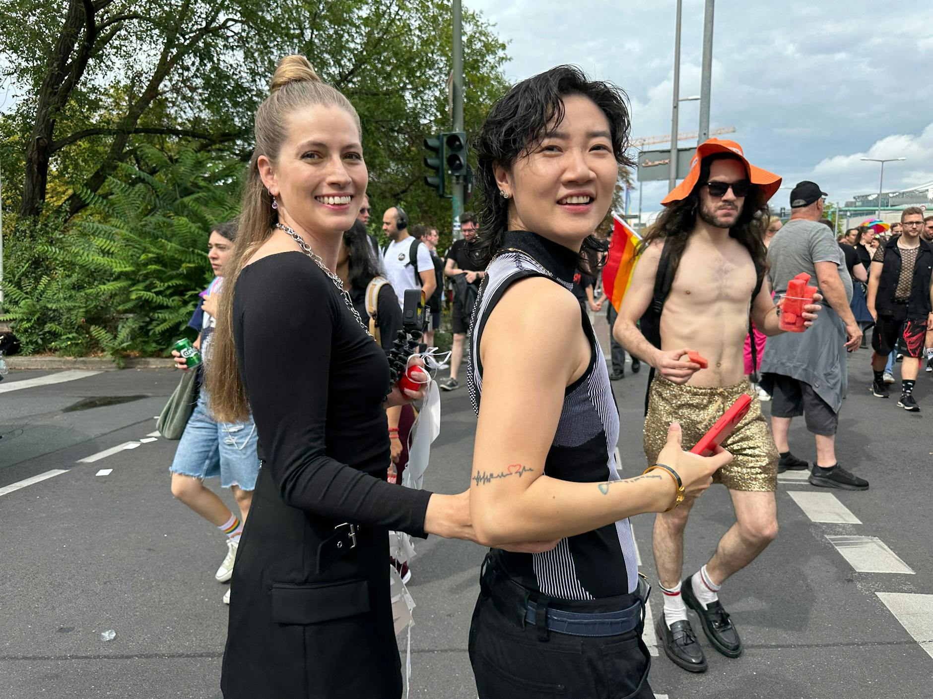 Immer mehr weibliche Paare zeigen sich auf dem CSD, das sorgt für mehr Zartheit.