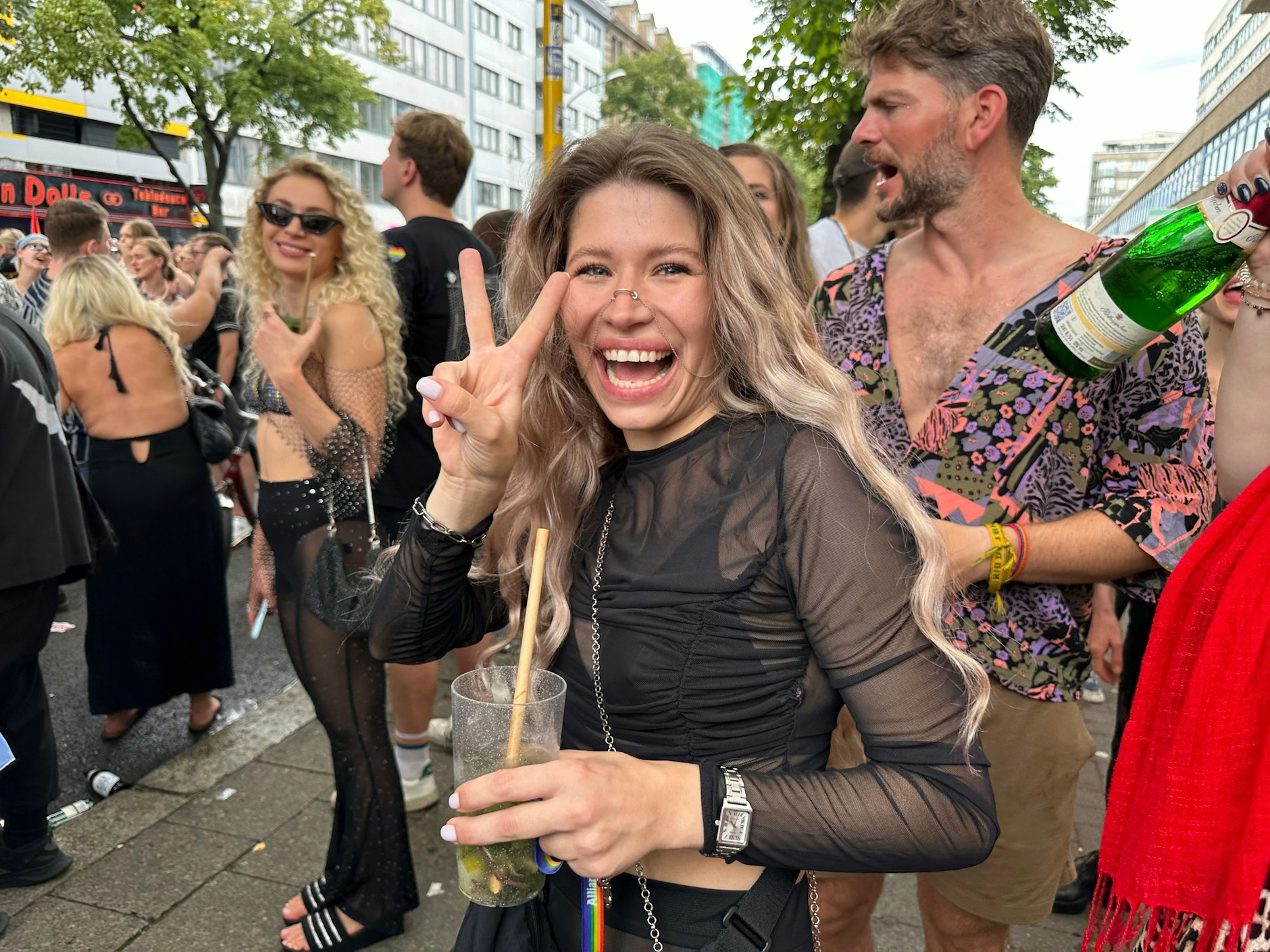 Und hier ein raffinierter Nasenschmuck