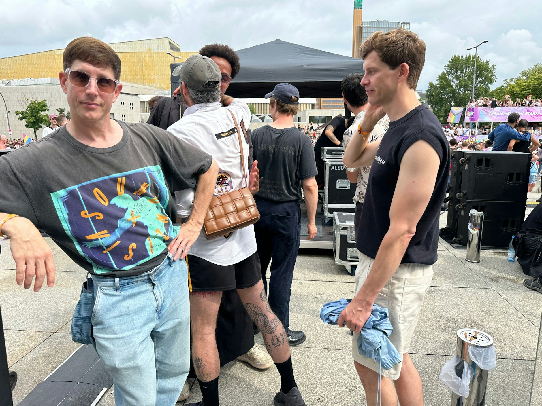 Gerade hat Honey Dijon ein Set auf dem Museumsvorplatz gespielt. Die Musikerin ist mit der Mode eng verbandelt, ihre Gäste sind es auch.