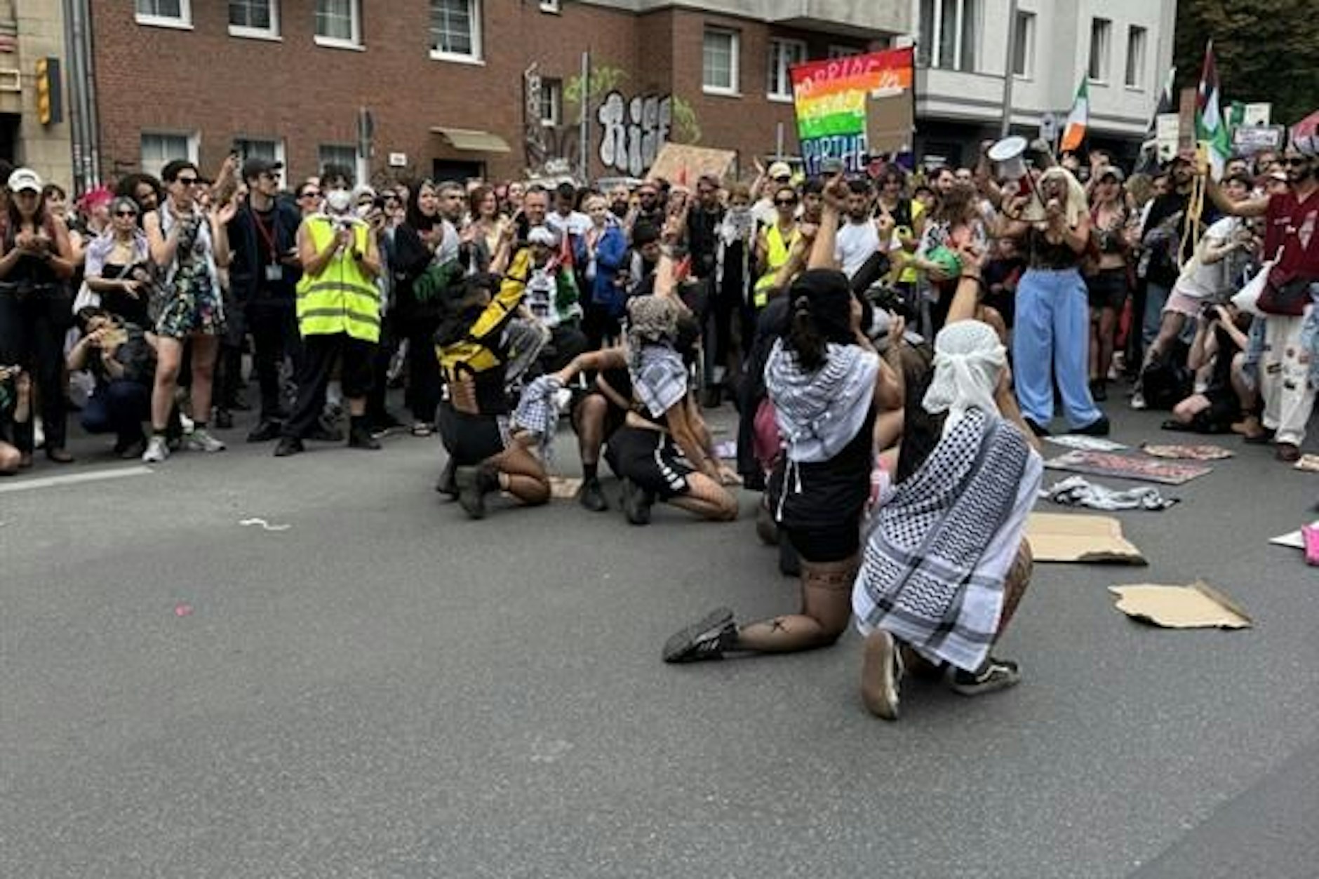 Teilnehmer*innen der „Internationalist Queer Pride Demonstration“ auf dem Hermannplatz.