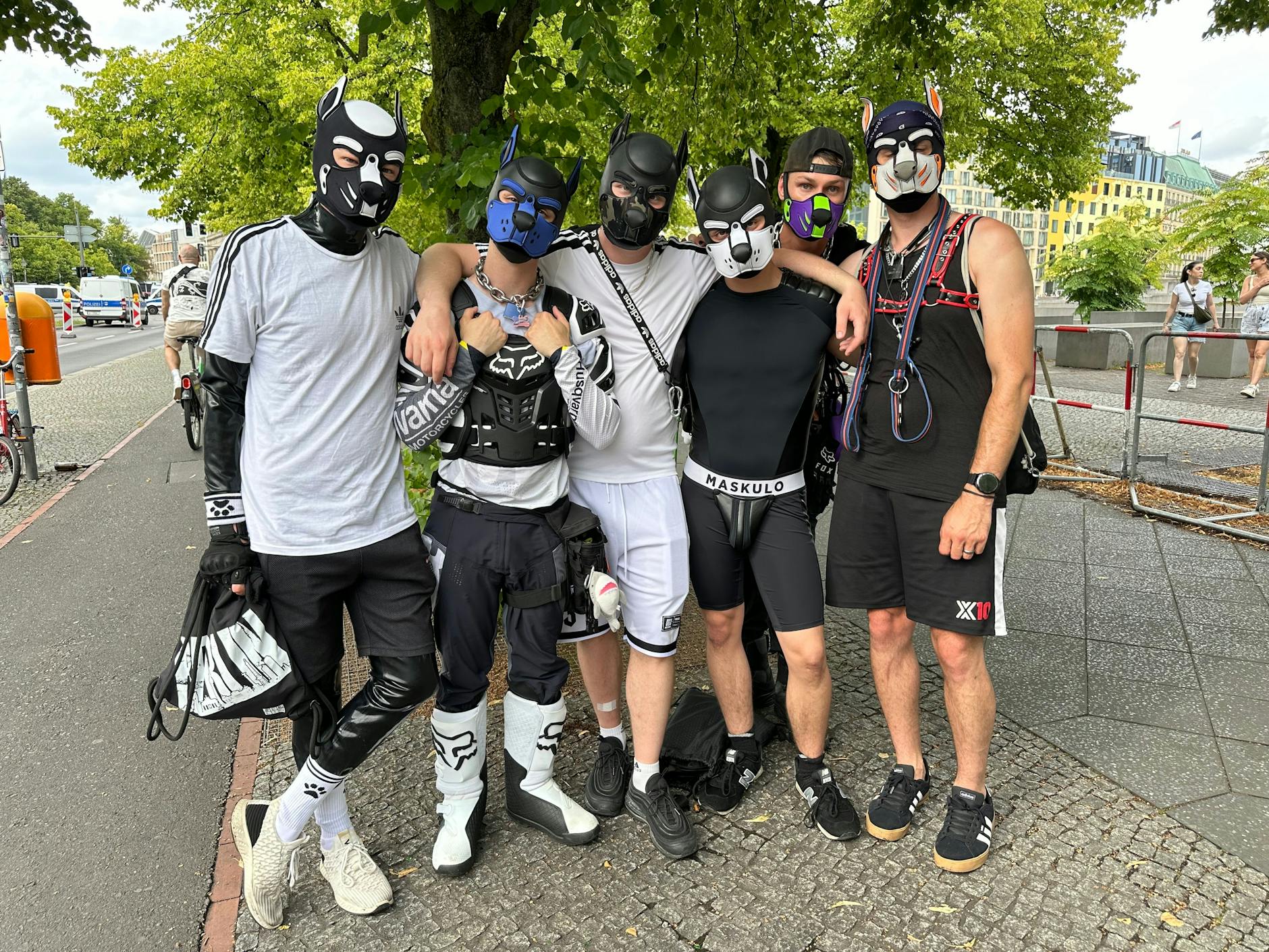 Wer sich fragt, was die Hundemasken auf dem CSD bedeutet haben: Googeln Sie mal „Pupplay“.