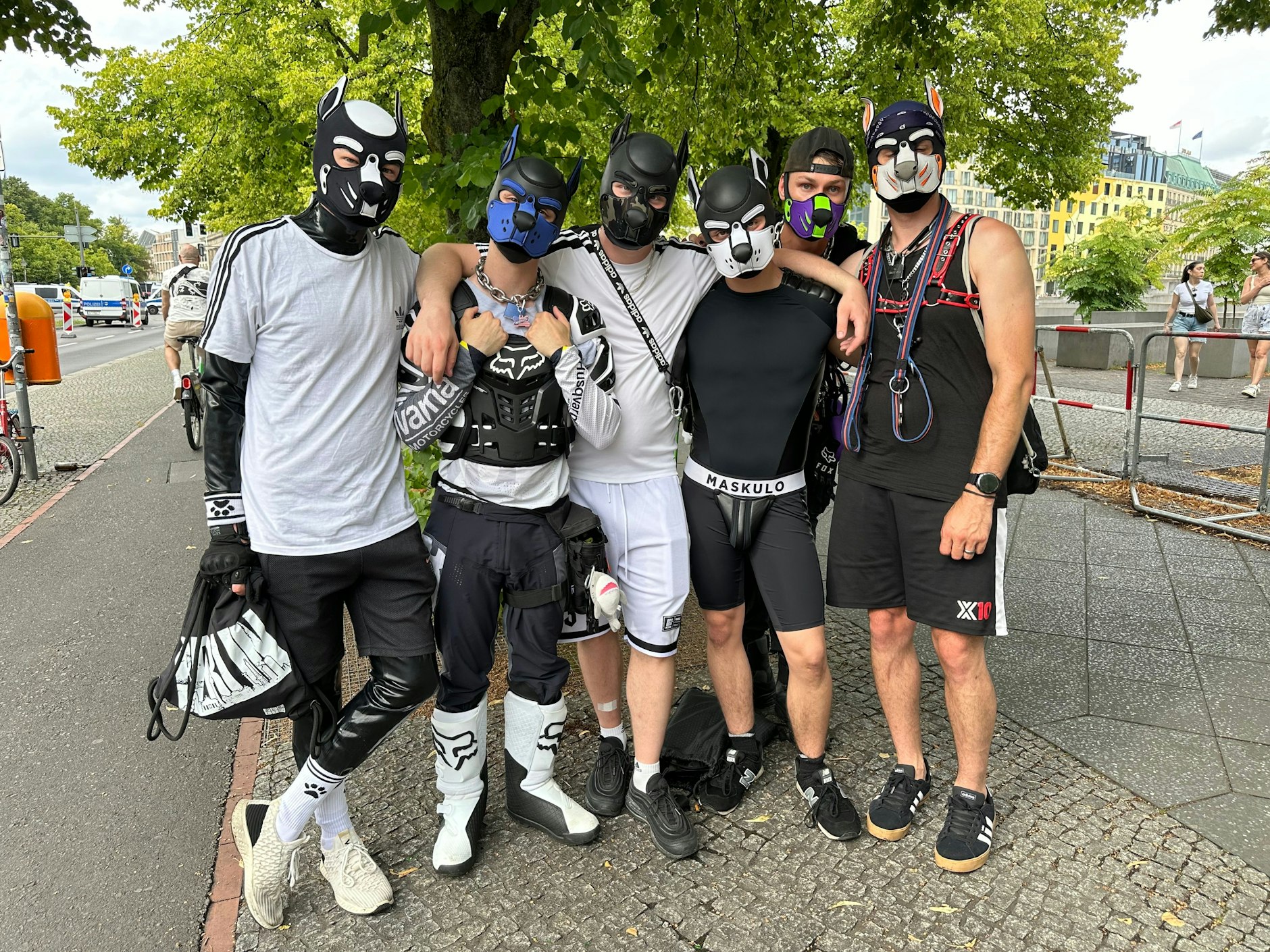 Wer sich fragt, was die Hundemasken auf dem CSD bedeutet haben: Googeln Sie mal „Pupplay“.