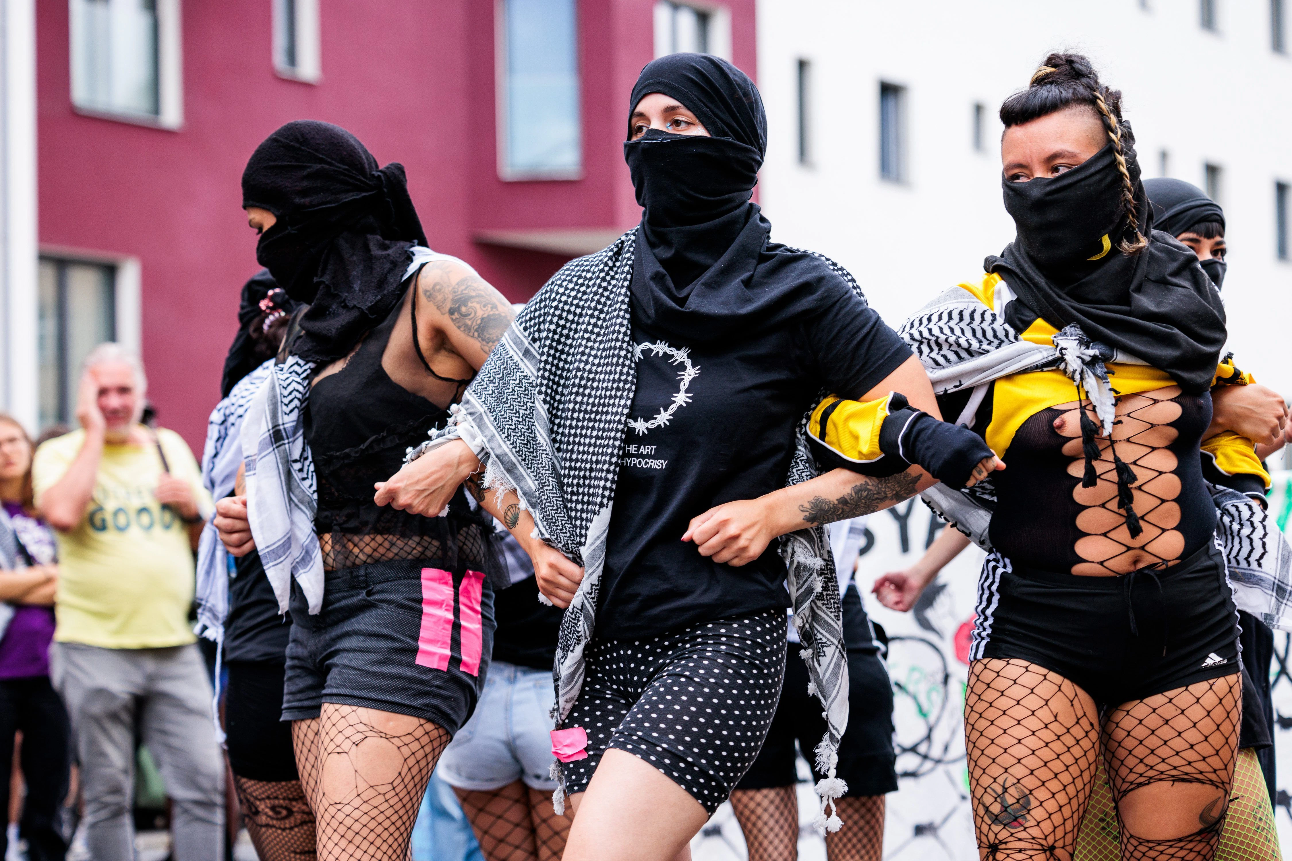 Aktivisten tanzen bei einer Performance auf der Demonstration „Queers for Palestine“ der Organisation Internationalist Queer Pride.&nbsp;