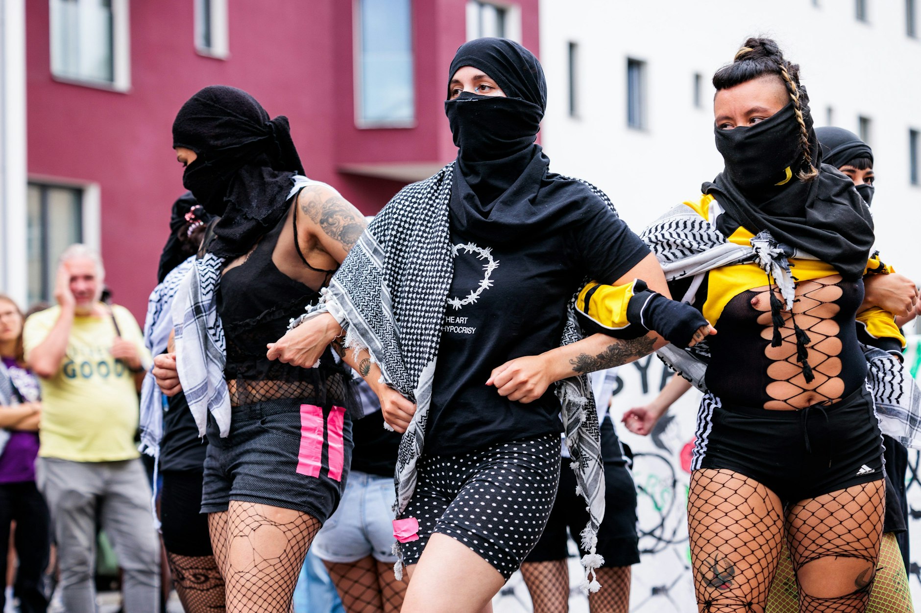 Aktivisten tanzen während eines Auftritts bei der „Queers for Palestine“-Demonstration des Internationalist Queer Pride.