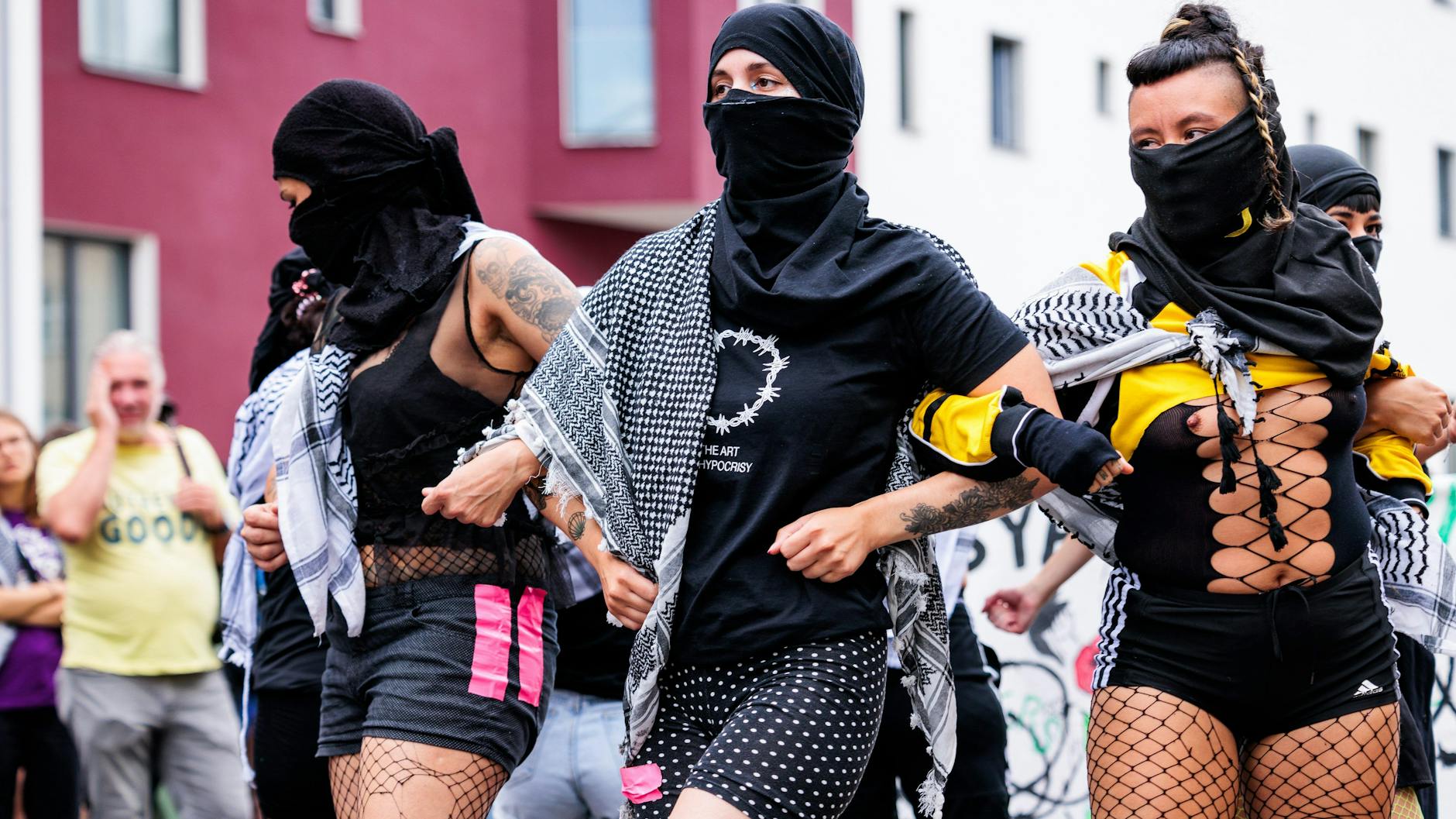 Aktivistinnen tanzen auf der Demonstration "Queers for Palestine" der Organisation Internationalist Queer Pride. Die Demo fand zeitgleich mit dem CSD statt.