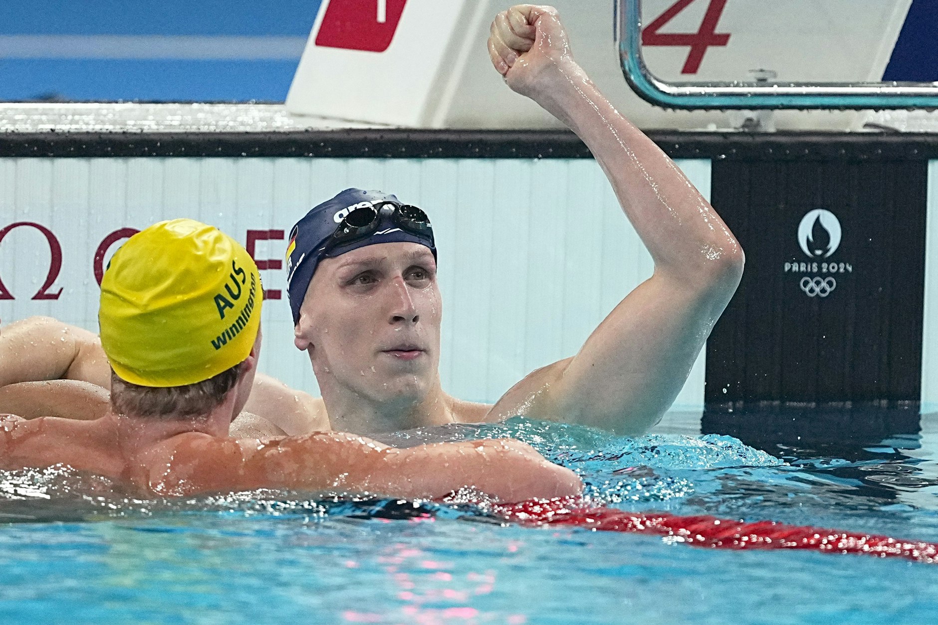 400 Meter Freistil der Männer, Finale: Goldjunge Lukas Märtens (22) aus Deutschland jubelt über seinen Sieg neben Elijah Winnington aus Australien (links).