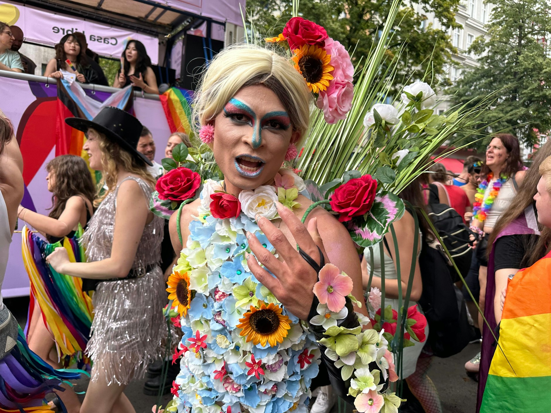Ein blühender Gartenlook samt langen Krallen