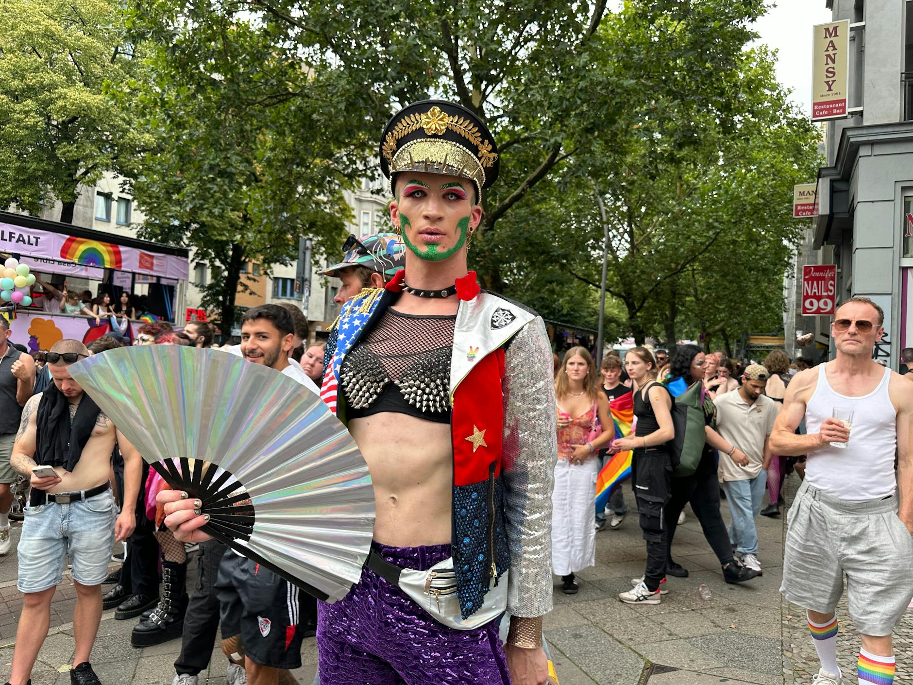 Und hier eine Kostümierung mit Uniform-Referenzen