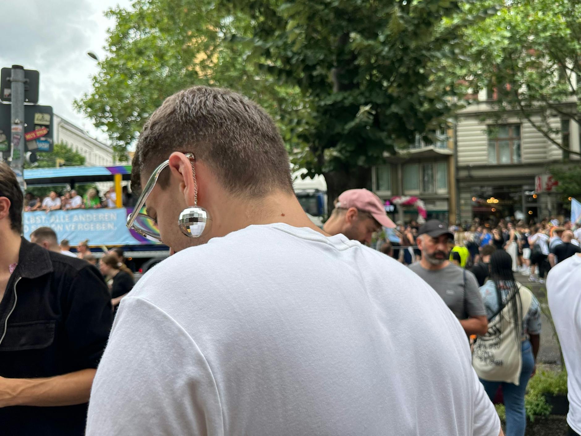 Und hier hängen Discokugeln am Ohr.