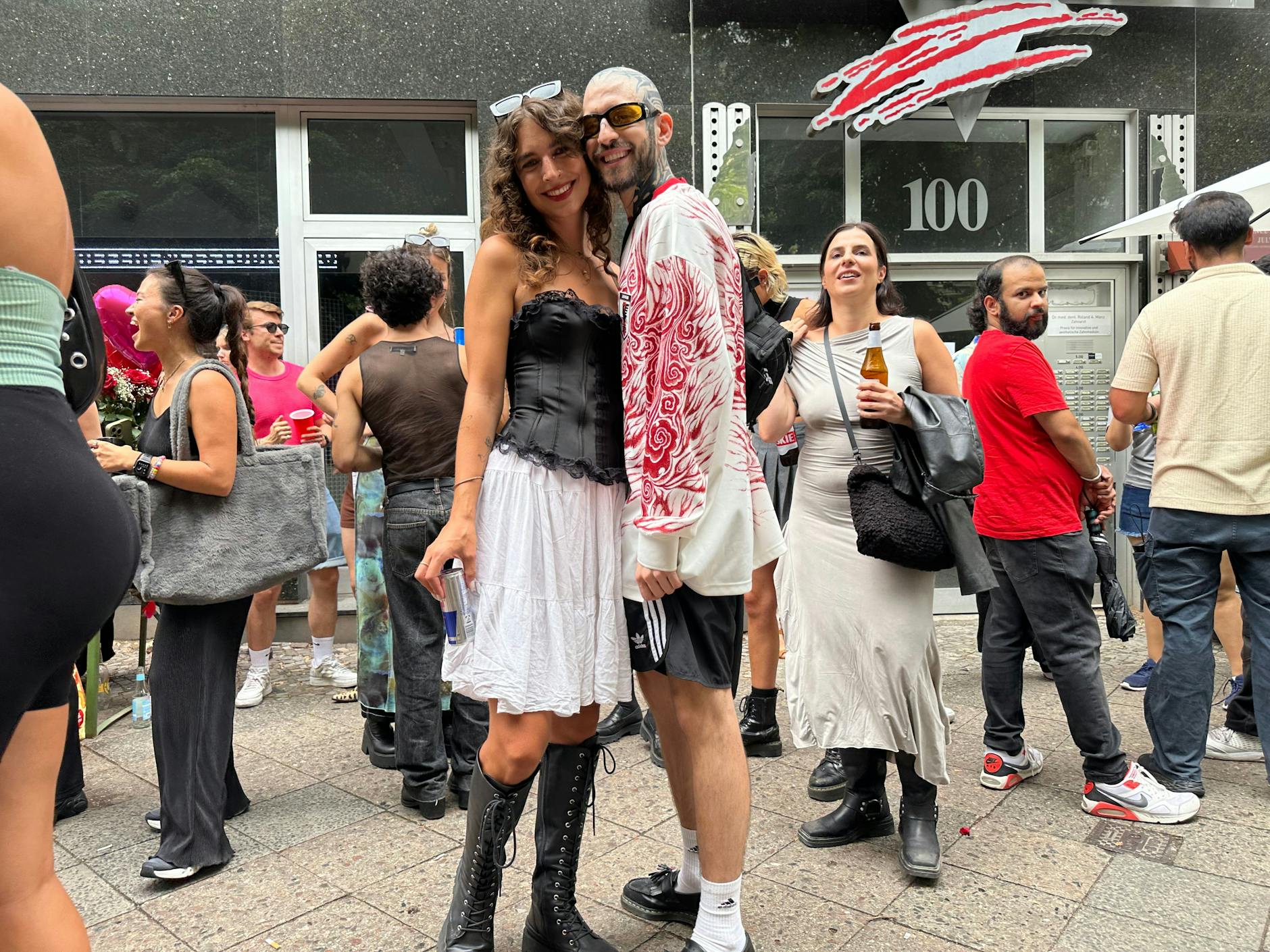 Auch in diesen Outfits gibt es viele Stile zu entdecken, von Rave über Boho bis Streetwear.