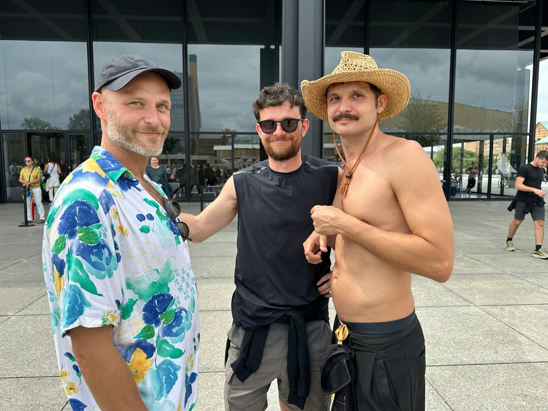 Die Herren haben etwas zu besprechen; es scheint etwas Erfreuliches zu sein.