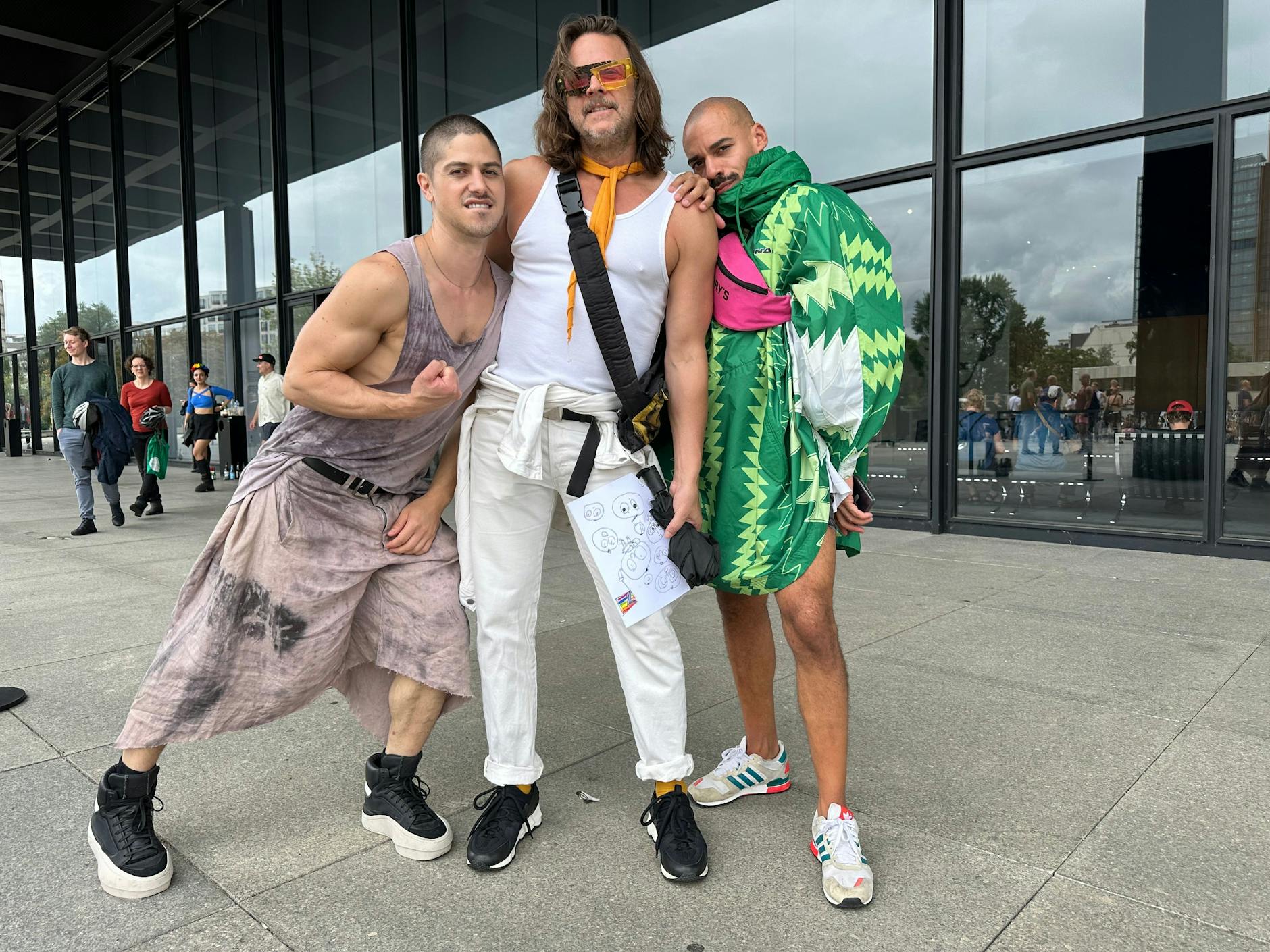 Auch der Sänger Casey Spooner (ganz in Weiß mit orangefarbenem Tuch) ist mit Begleitung vor Ort.