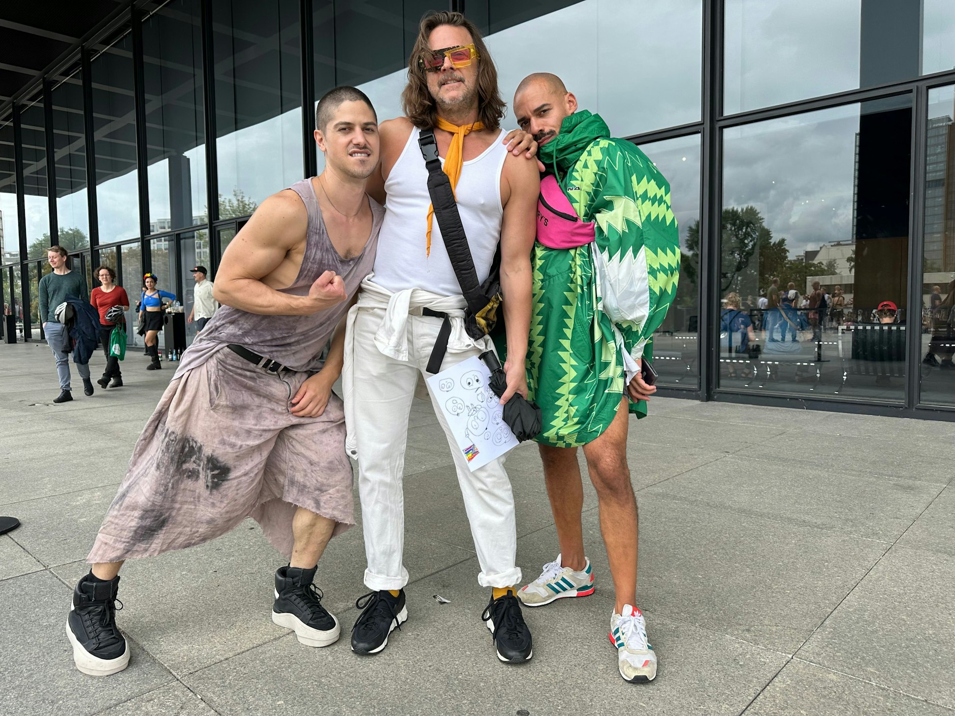 Auch der Sänger Casey Spooner (ganz in Weiß mit orangefarbenem Tuch) ist mit Begleitung vor Ort.