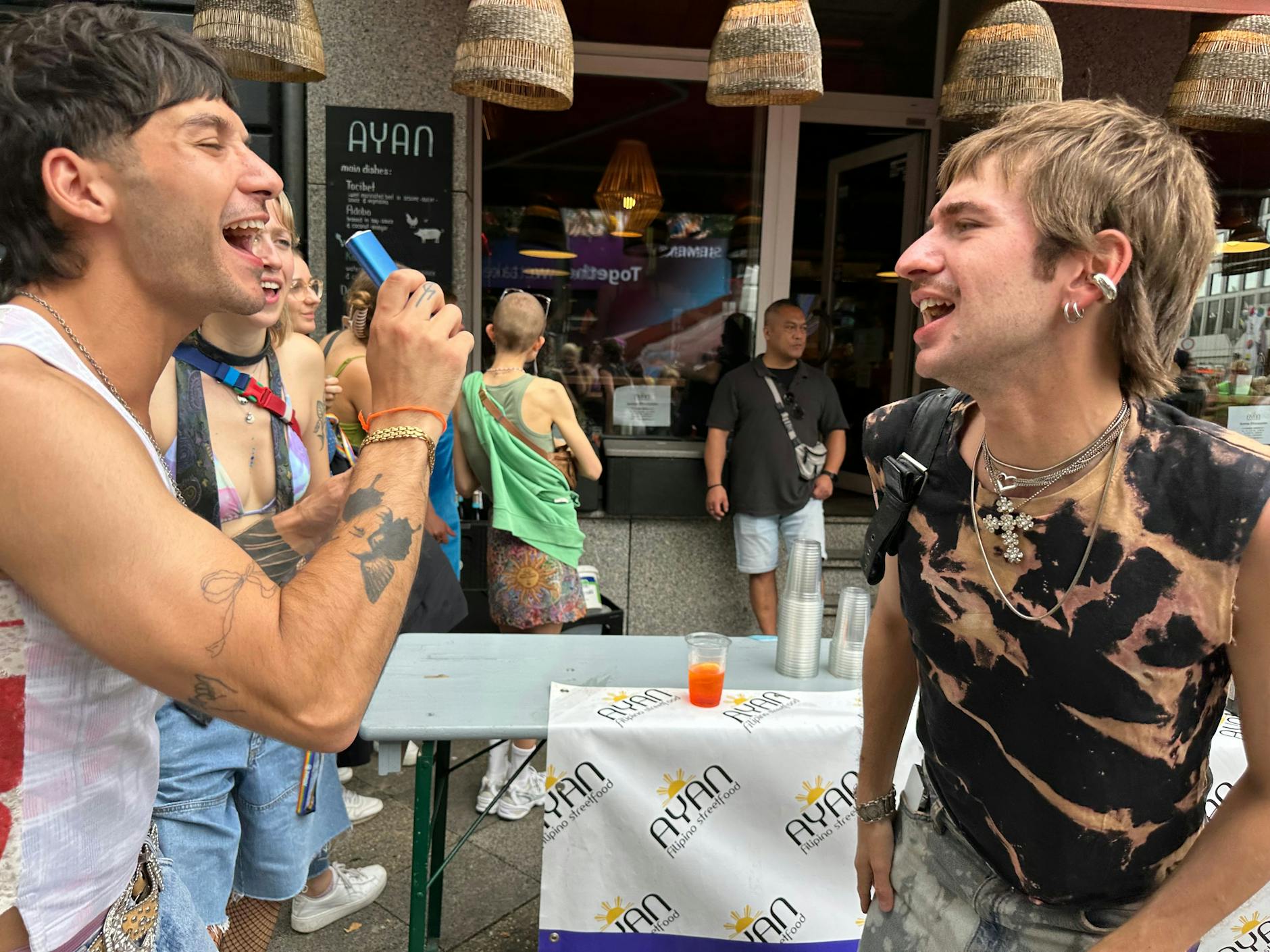 Überall wurde kräftig mitgesungen, im Gegensatz zur Loveparade gab es nicht nur Techno, sondern auch viele Chart-Hits zu hören.