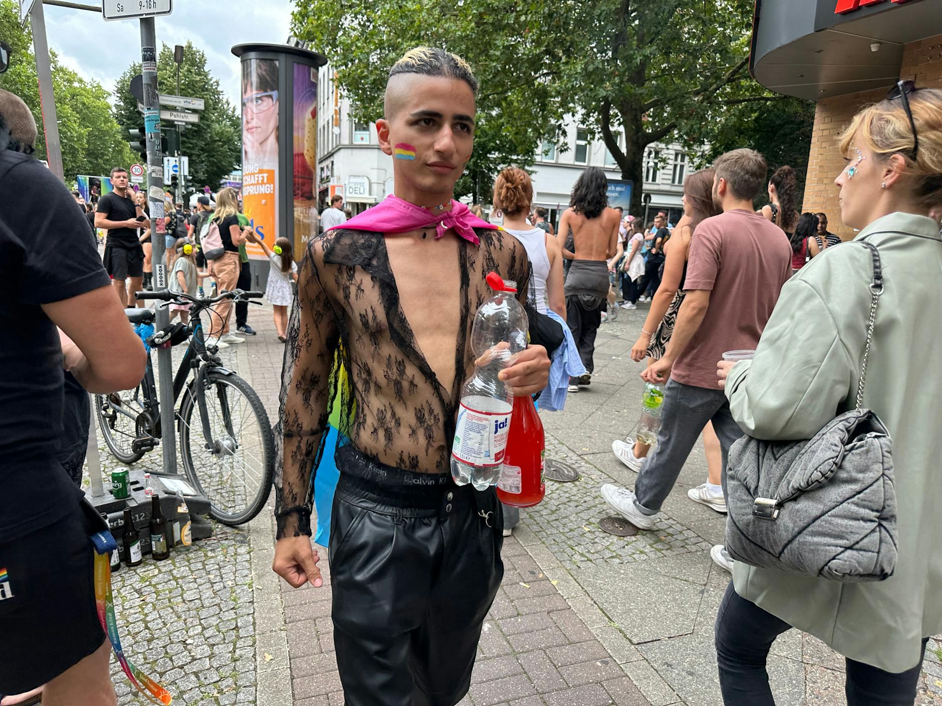 Ein Pride-Jüngling mit Wasserflasche