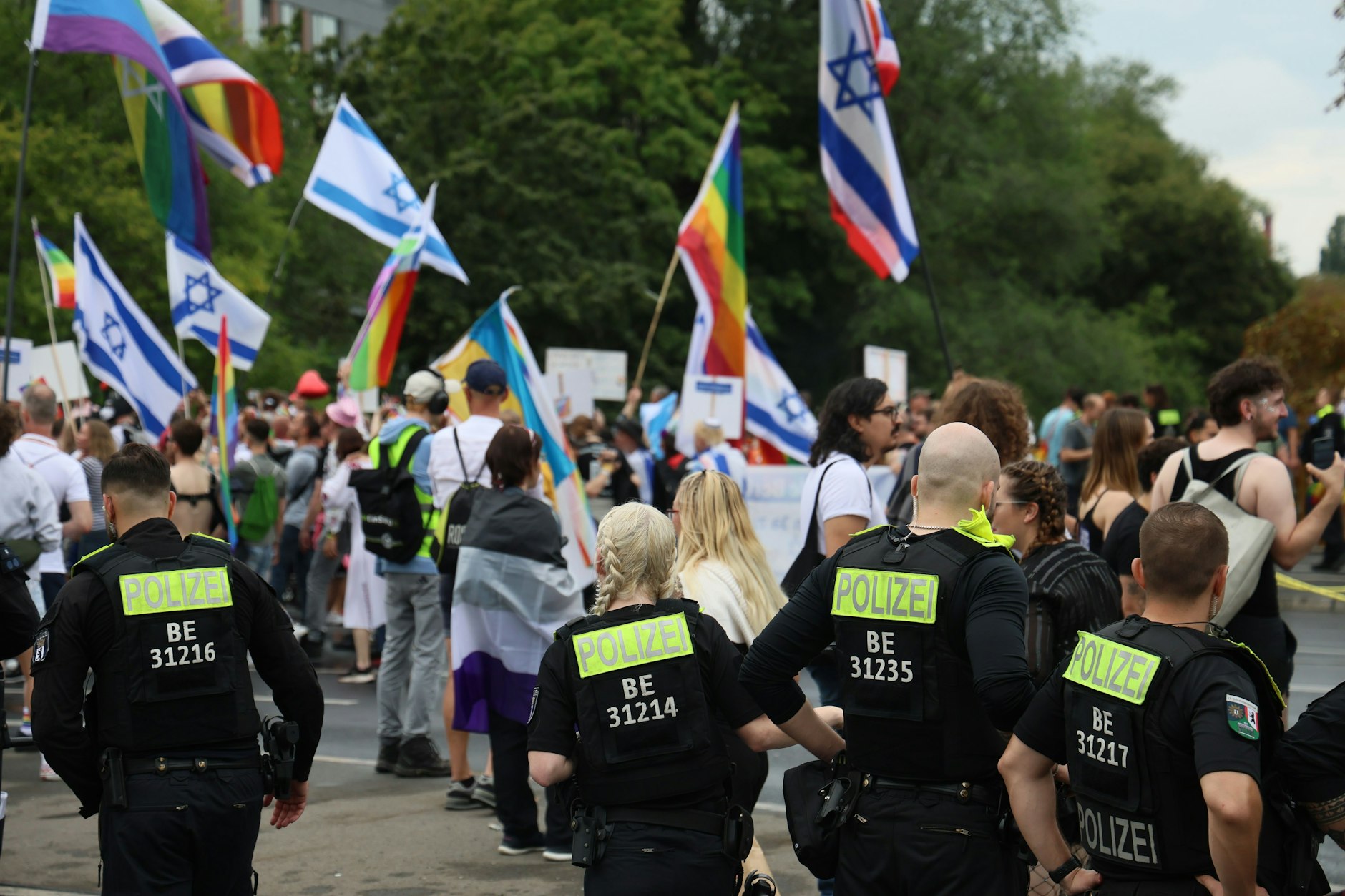 Mit 1200 Einsatzkräften ist die Berliner Polizei beim CSD vor Ort vertreten.
