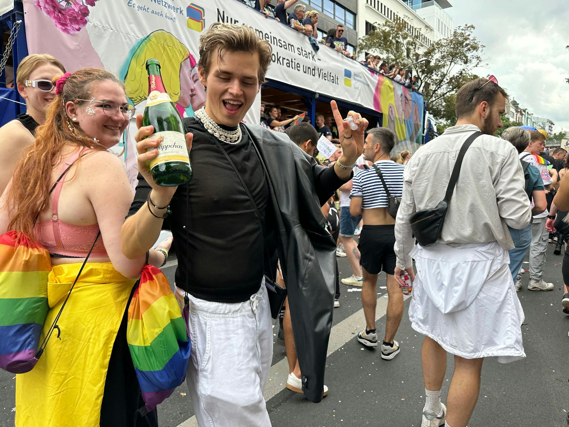 Wer mit einer Pulle Rotkäppchen mild feiert, den kann nichts mehr aus der Bahn werfen. 