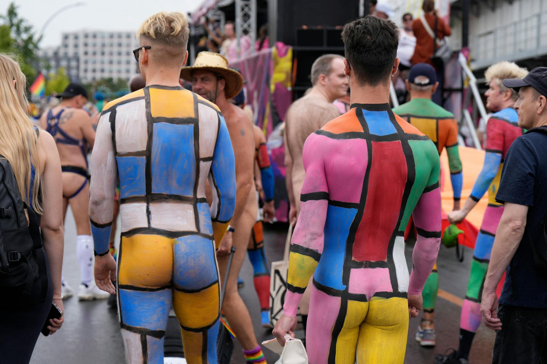 Diese Teilnehmer verzichten auf Kleidung und greifen lieber zu Farbe.