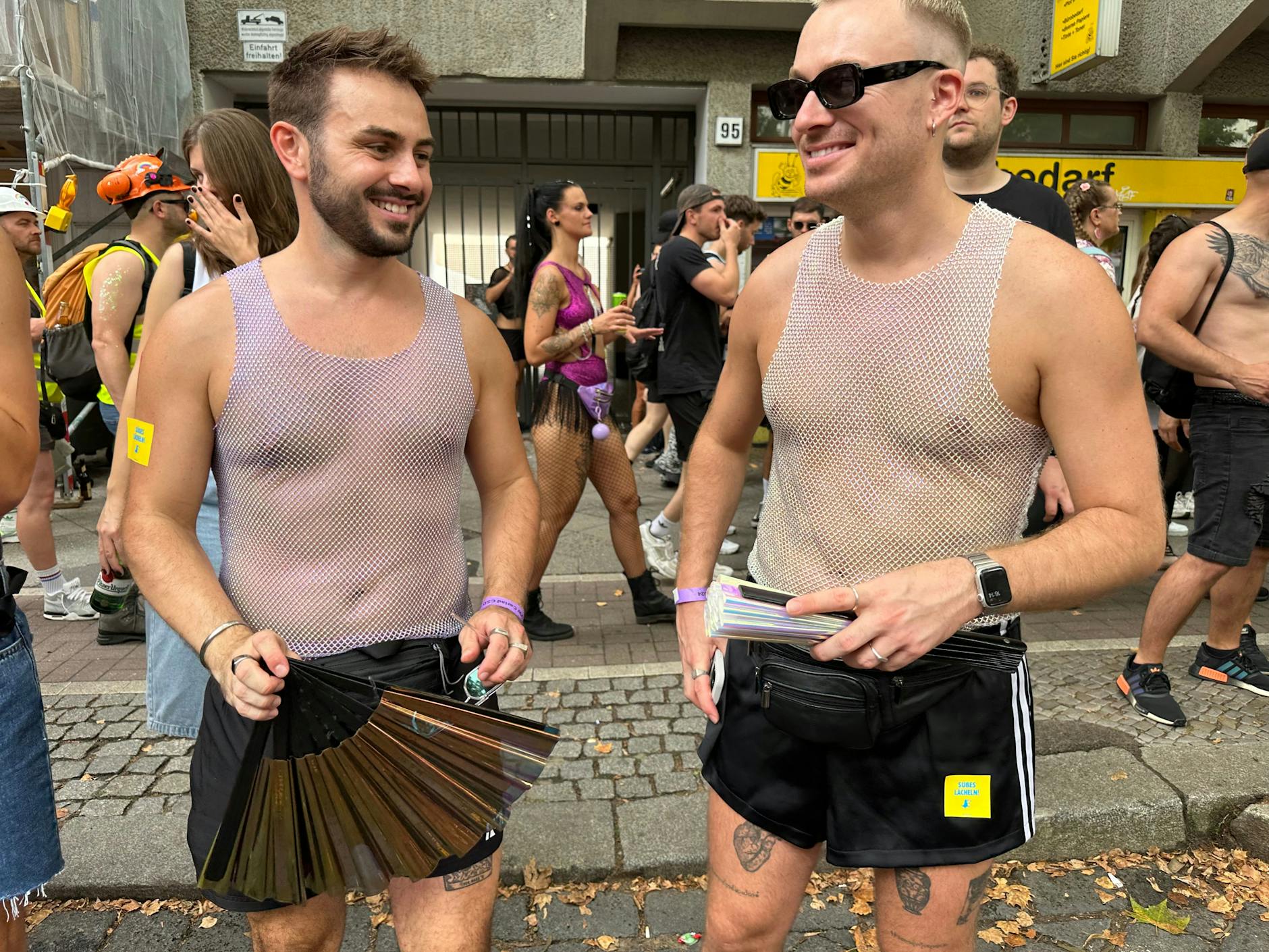 Partnerlook im Netzhemd mit Fächer