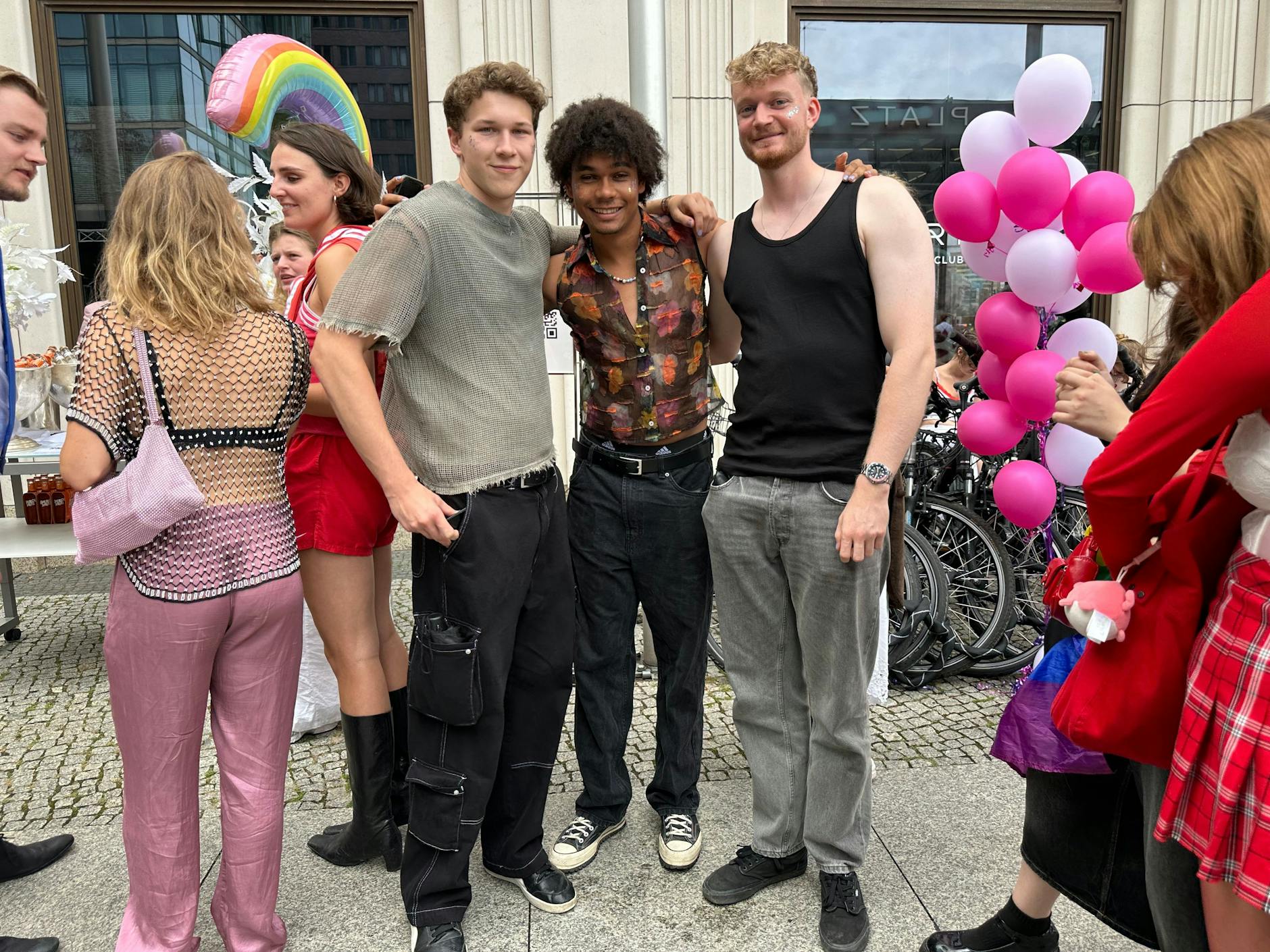 Preppy-CSD-Style am Ritz-Carlton: Hier wird mit Glitzer, Luftballons und Cocktails teilgenommen.