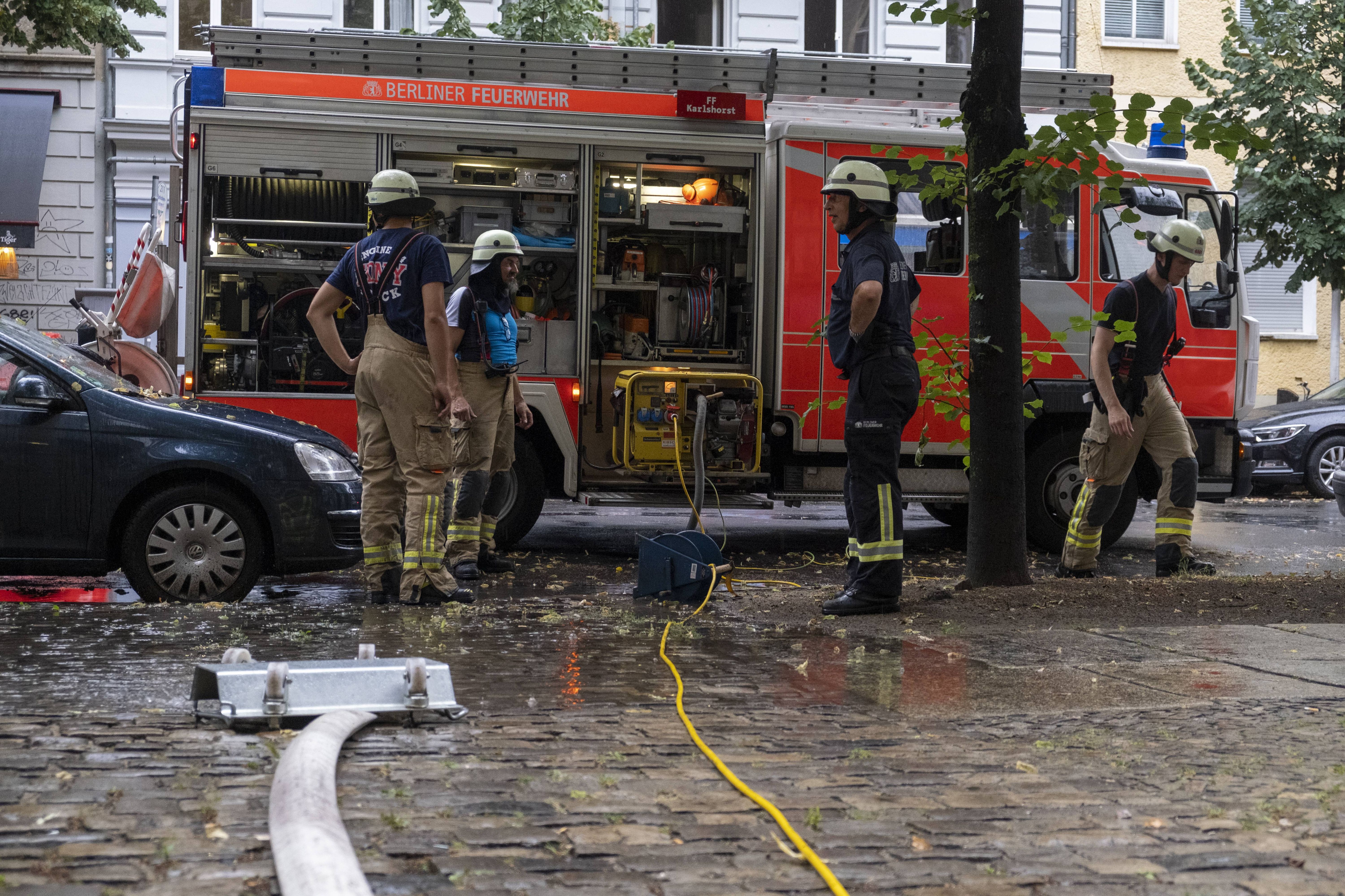 Starkregen flutet Wohnungen in Mietshaus – Dutzende Mieter evakuiert