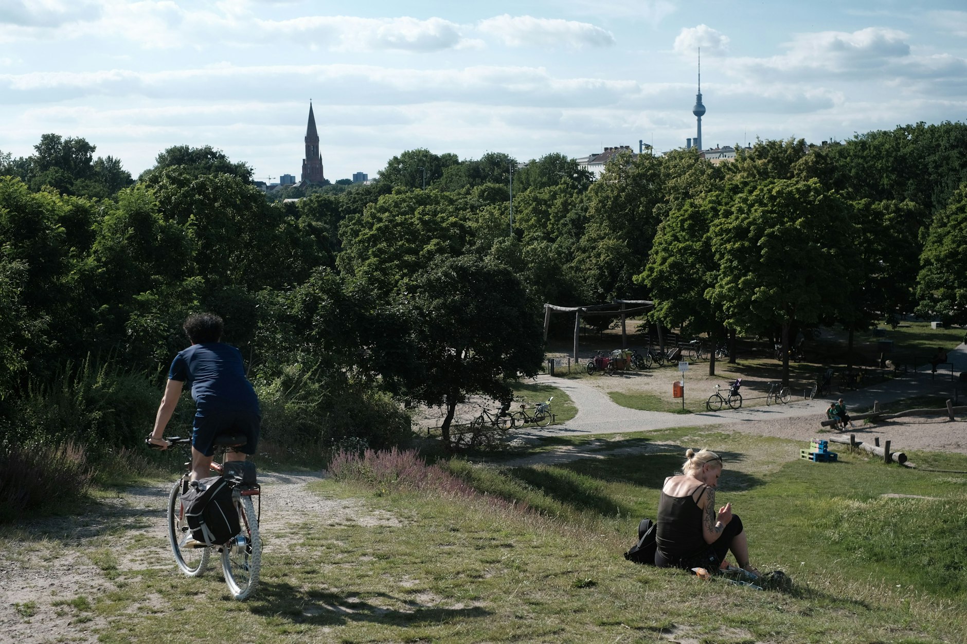 Viele Radfahrer fahren auf dem Weg zur Arbeit morgens durch den Görli.