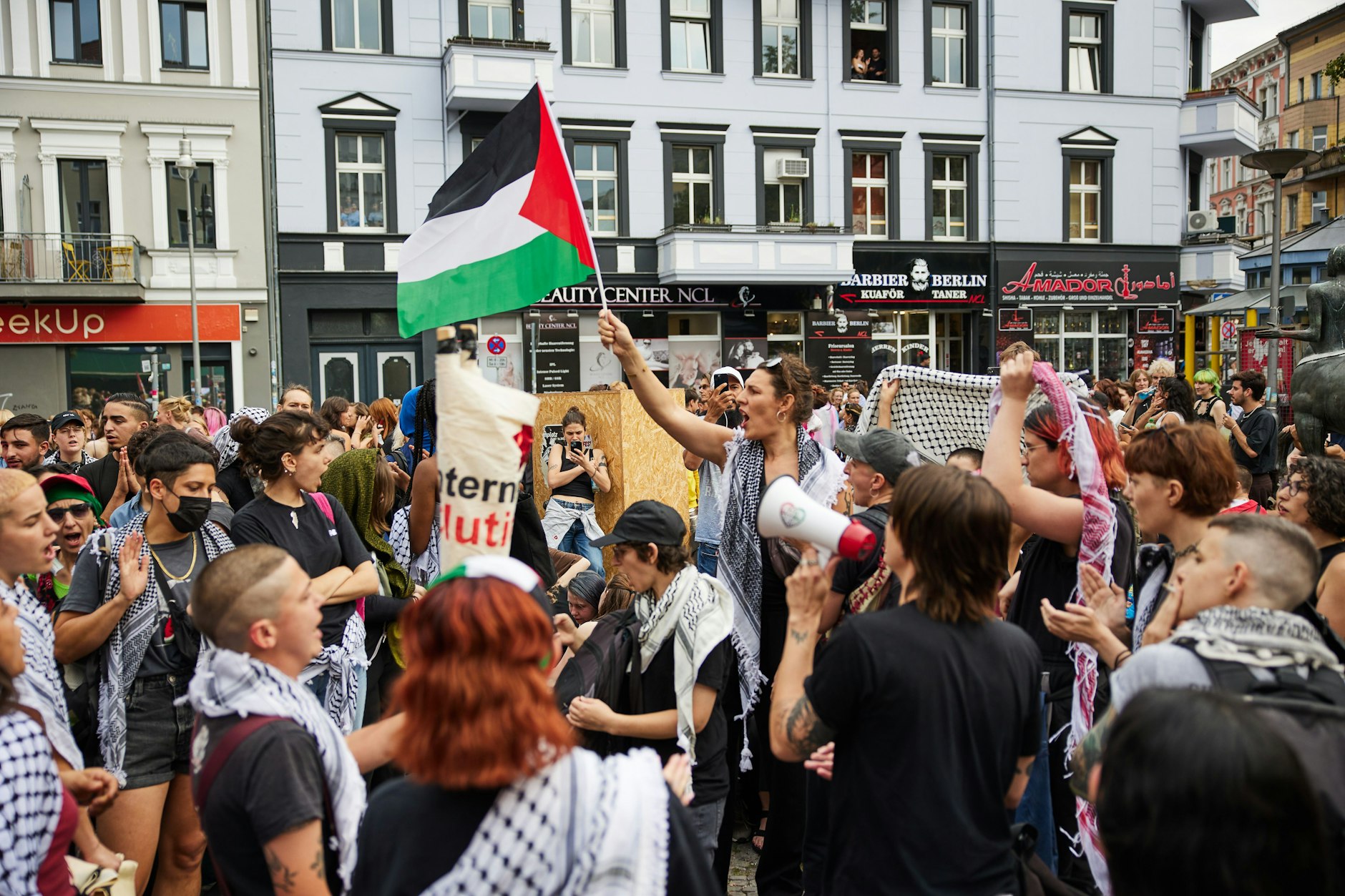 Pro-Palästina-Demonstranten nahmen am Dyke* March teil. Von hier wurde der Reporter nach Hause verfolgt.