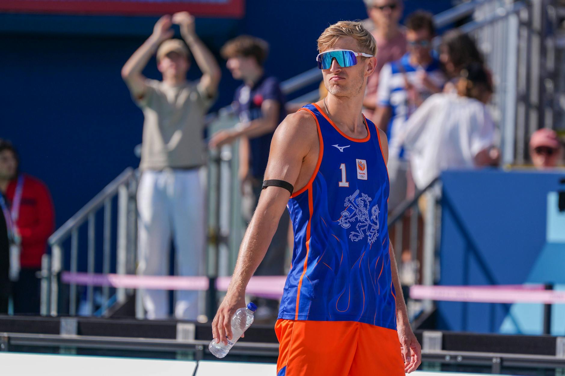 Die Teilnahme des niederländischen Beach-Volleyballers Steven van de Velde ist hochumstritten.