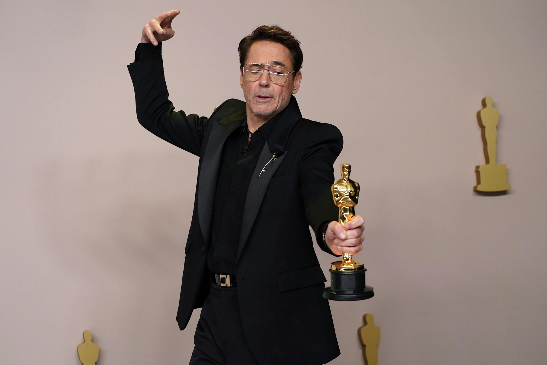 Robert Downey Jr. posiert im Presseraum mit dem Oscar für die beste Leistung eines Schauspielers in einer Nebenrolle für "Oppenheimer".