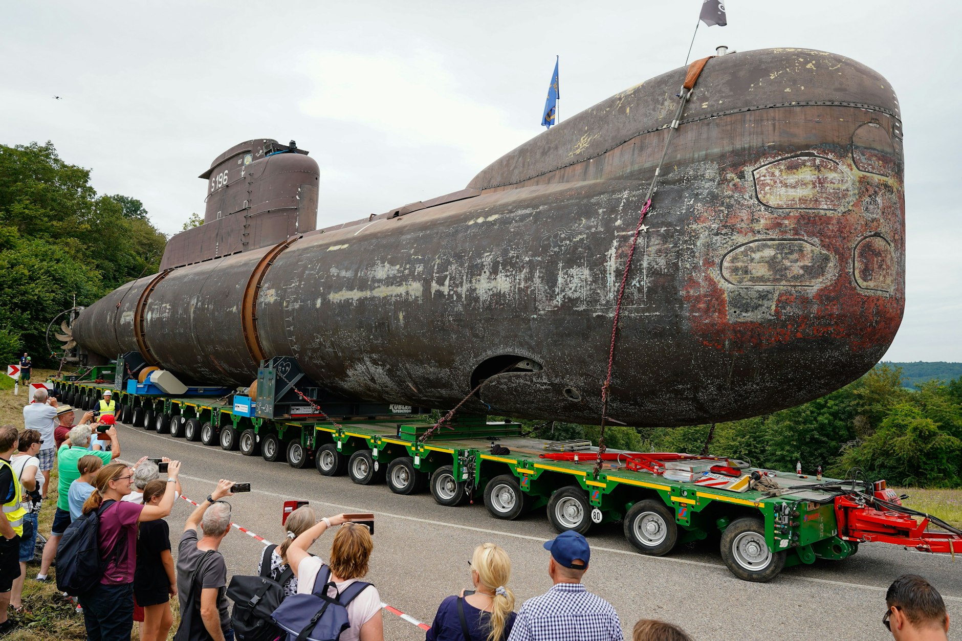 Das U-Boot U17 passiert kurz vor seiner Ankunft eine Serpetinenstrecke zwischen Weiler und Sinsheim.