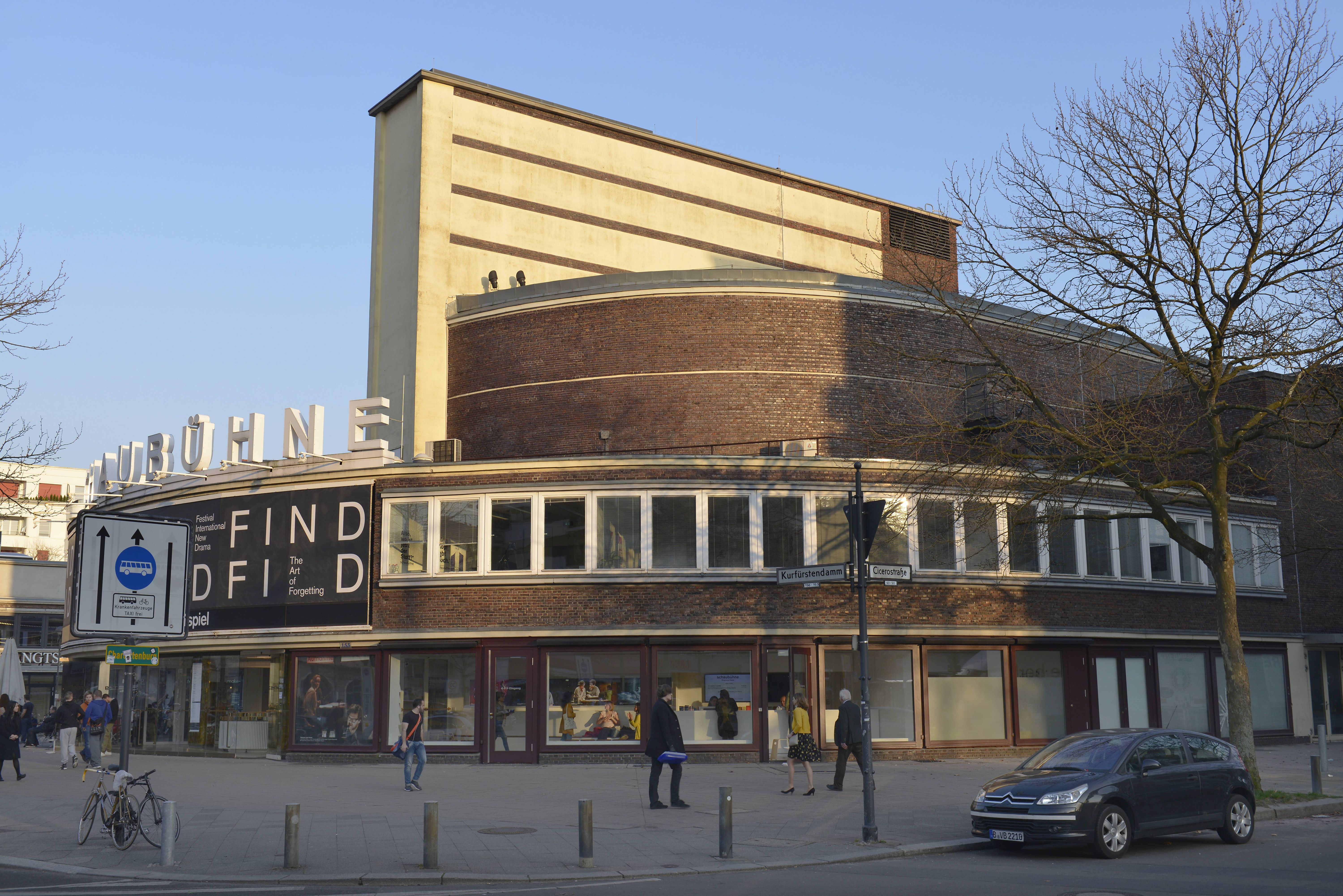 Berlin-Wilmersdorf: Keller der Schaubühne unter Wasser - Wohnungen geräumt