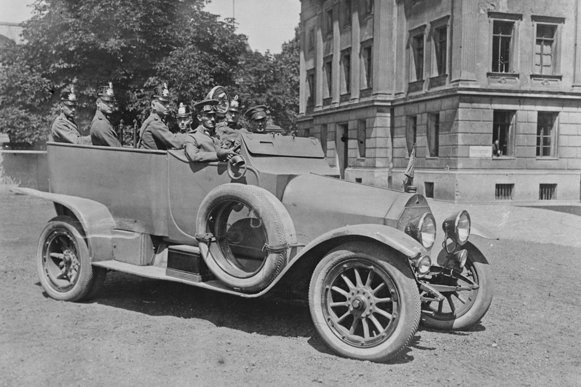 Historische Fotoaufnahme von Berliner Polizisten in ihrem Fahrzeug, entstanden Anfang der 1920er-Jahre.