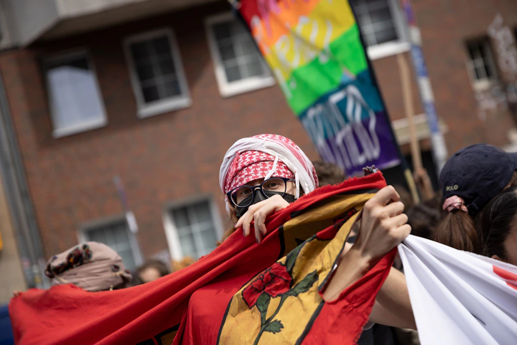 „Queers for Palestine“ in Berlin: Tausende zogen am Samstag durch Neukölln – es kam zu Festnahmen (Video)
