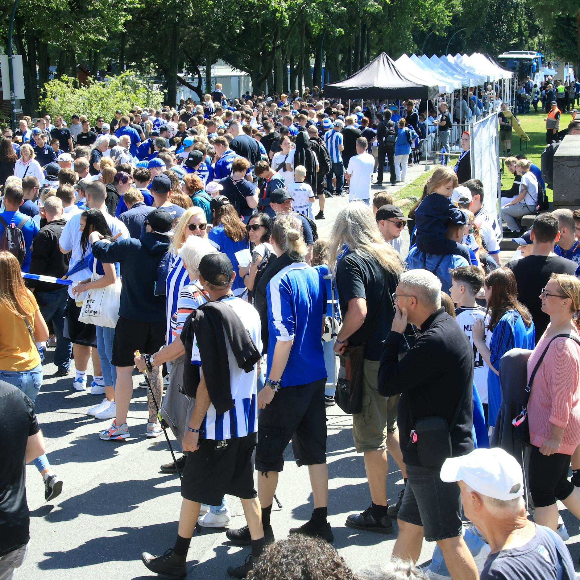 Lange Warteschlange für die Autogramme. Die Hertha-Profis schrieben sich die Finger wund.