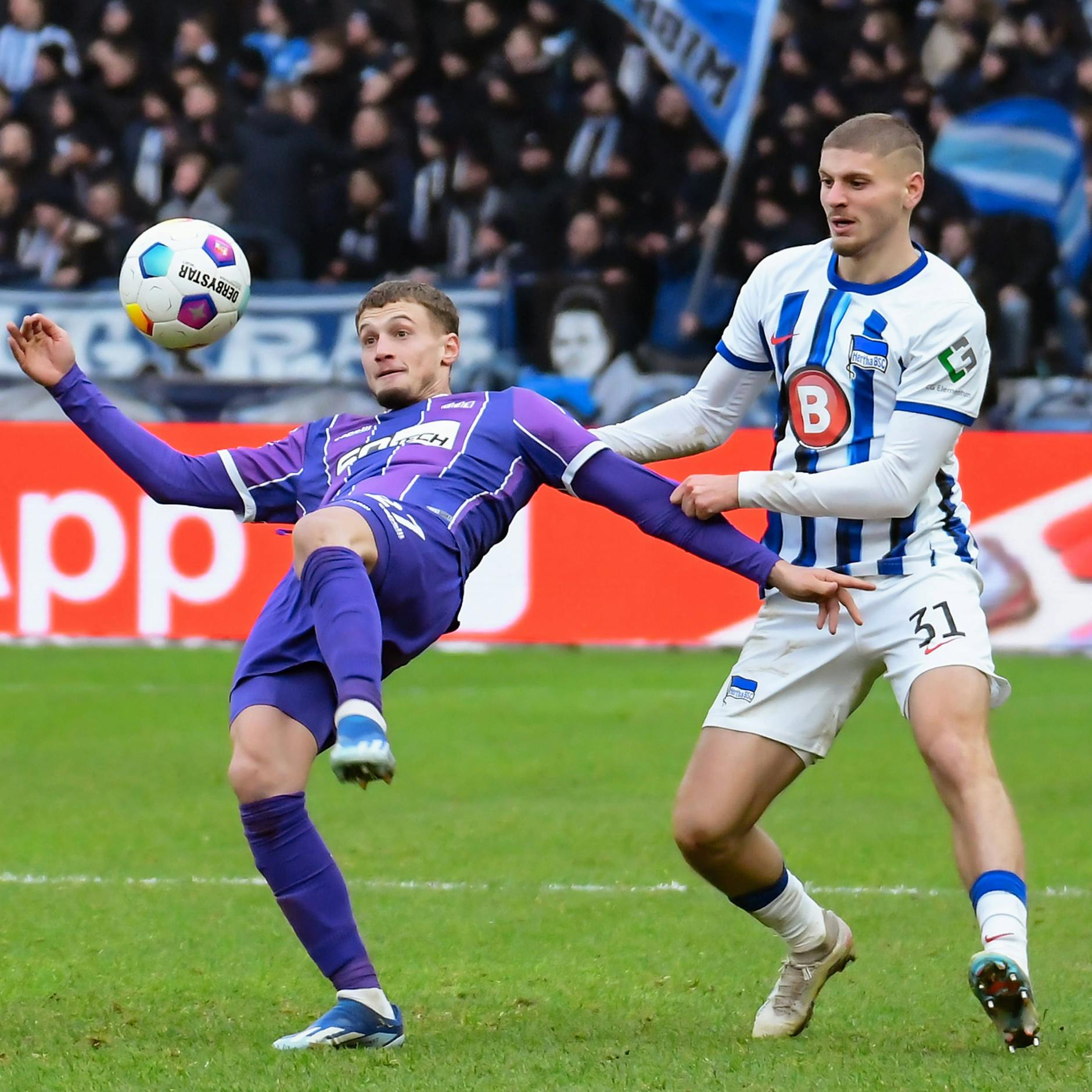 Michael Cuisance (vorher bei VfL Osnabrück) und Marton Dardai im Duell
