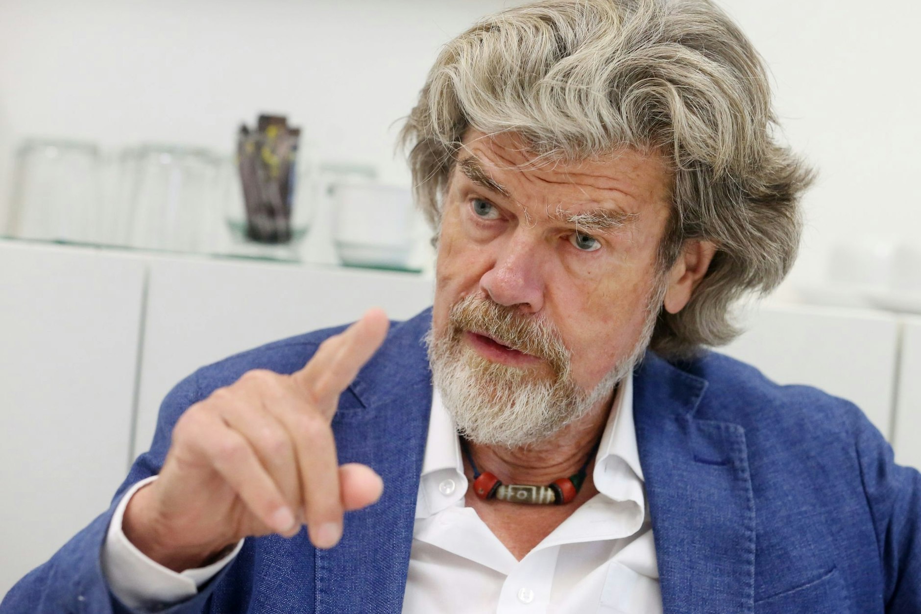 Reinhold Messner hat in einem Interview Bedauern über die vorzeitige Verteilung seines Erbes geäußert.