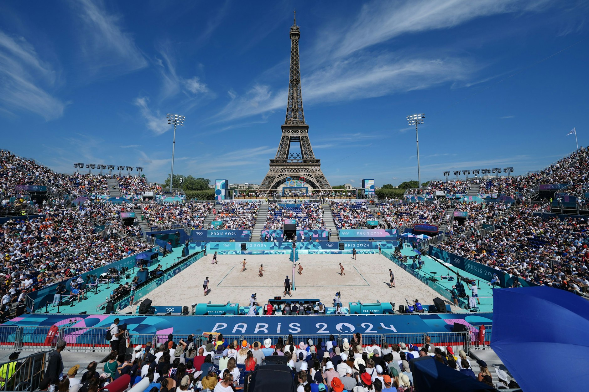 Blick auf das Beachvolleyball-Stadion vor dem Eiffelturm.