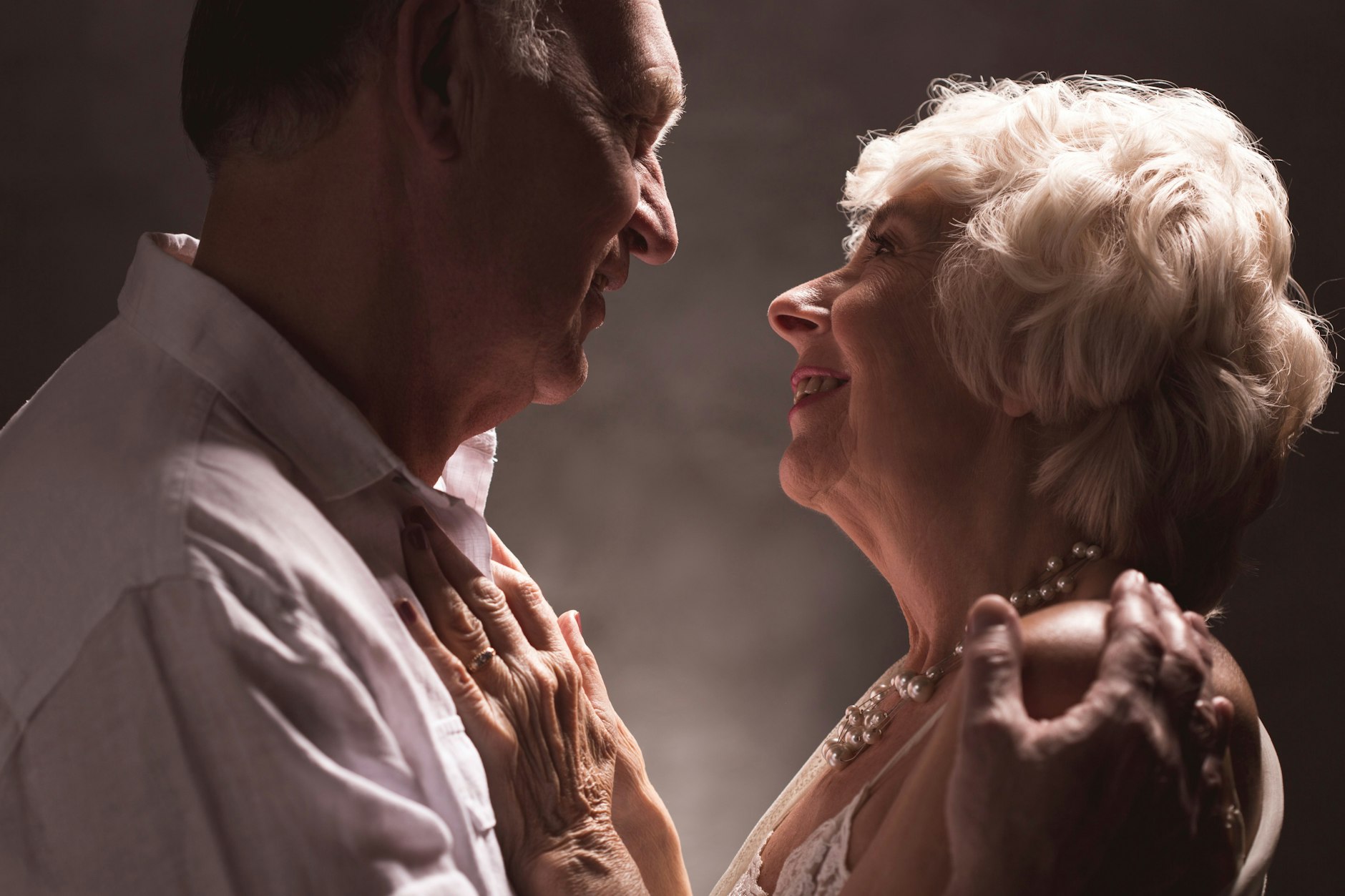 Symbolbild: Ein älteres Paar umarmt sich.