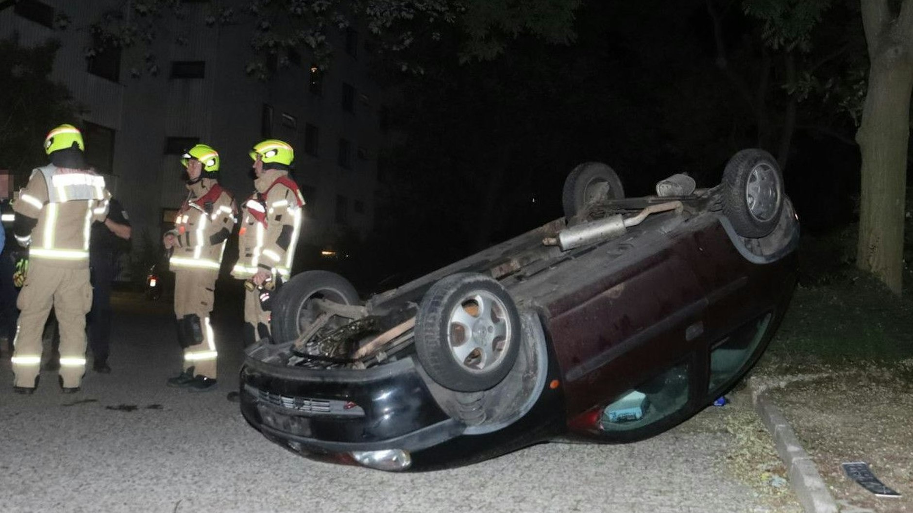 Umgedreht! Unbekannte legten diesen Opel aufs Dach.