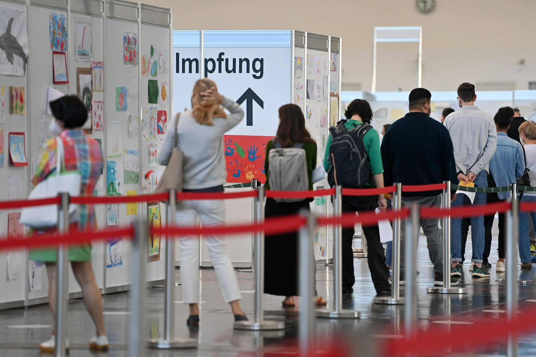 Stiko bereitet Empfehlung zu vierter Impfung vor. Impfwillige stehen Schlange und warten auf ihre Impfung. (Archivfoto)